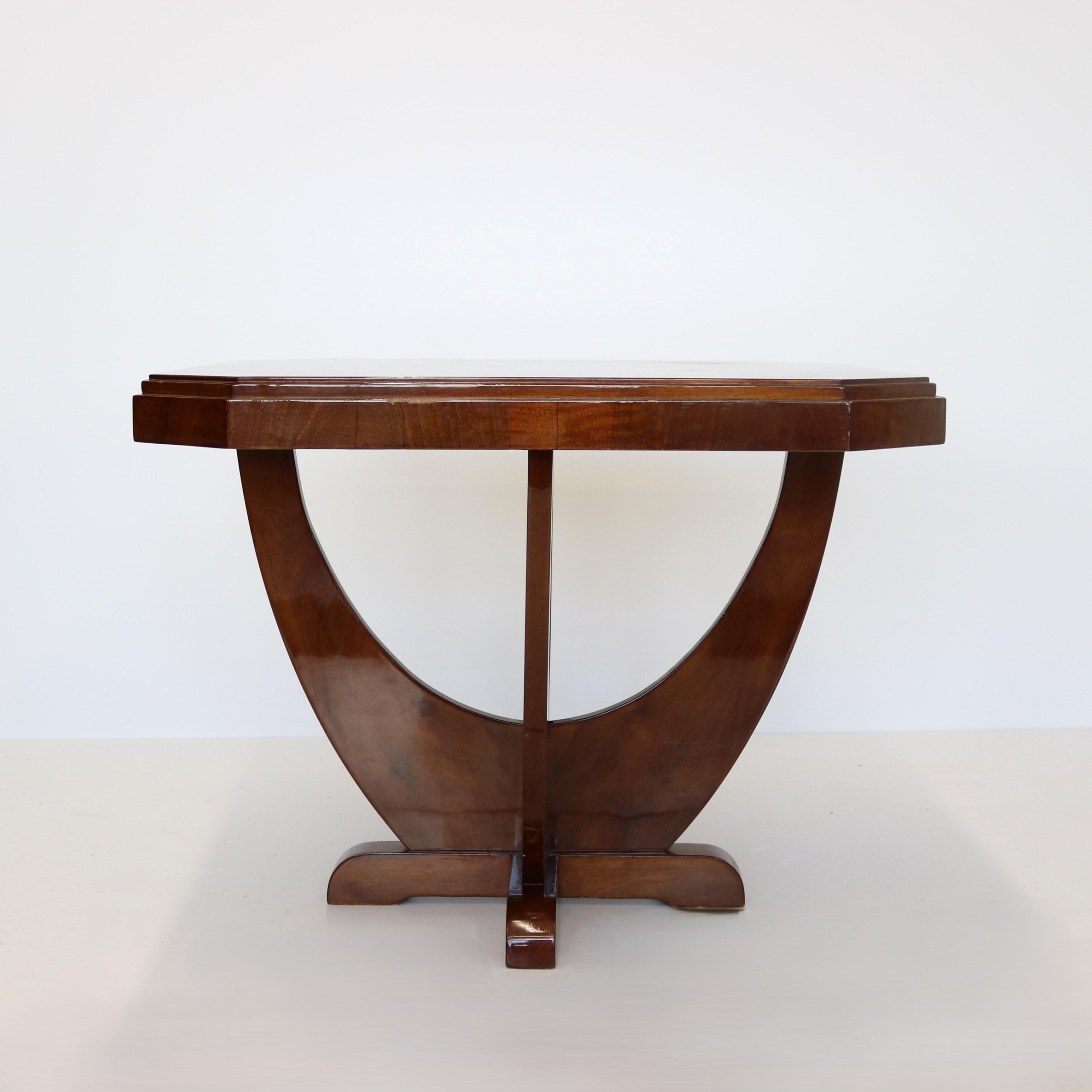 Noyer Table d'appoint Art Déco en vente