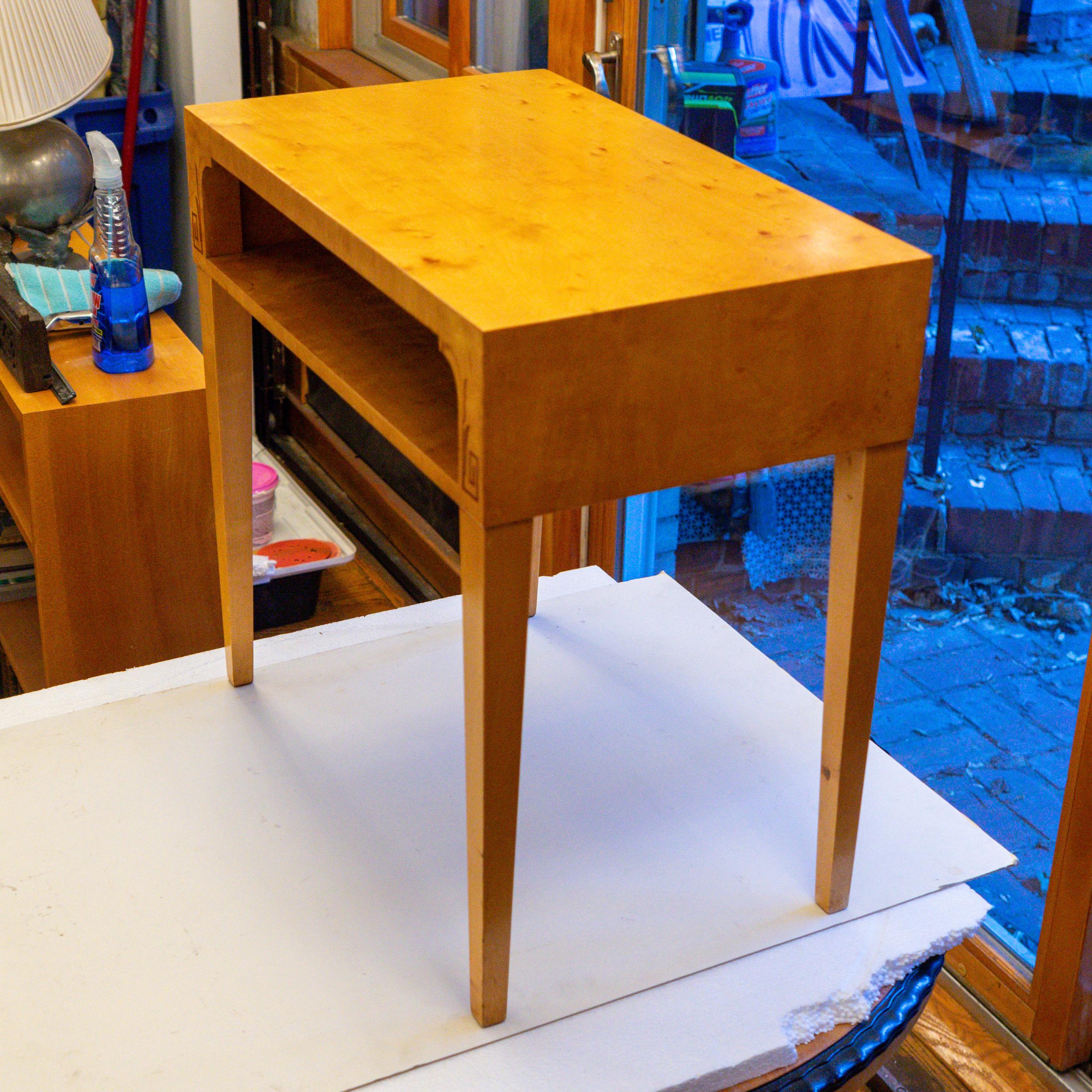 Art Deco End Table in Birch In Good Condition For Sale In New York, NY