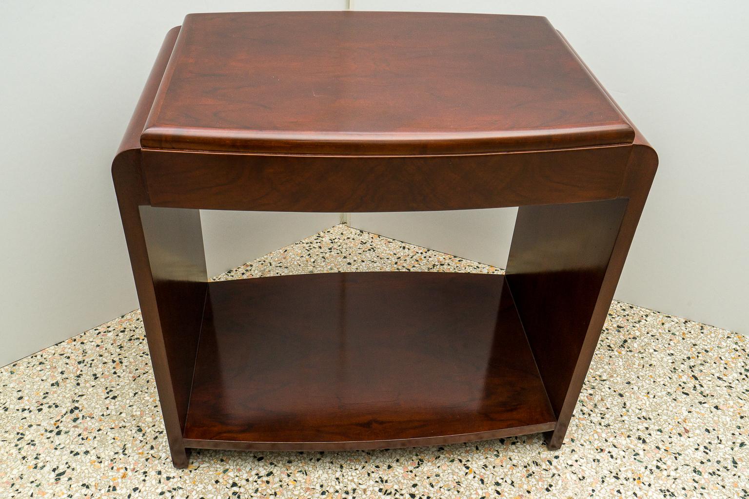 Bois Table d'appoint Art Déco avec tiroir en vente