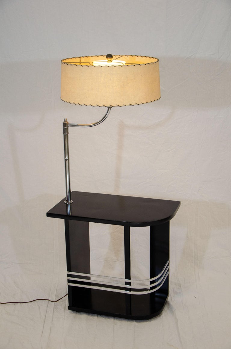 Art Deco End Table with Lamp In Good Condition For Sale In Crockett, CA