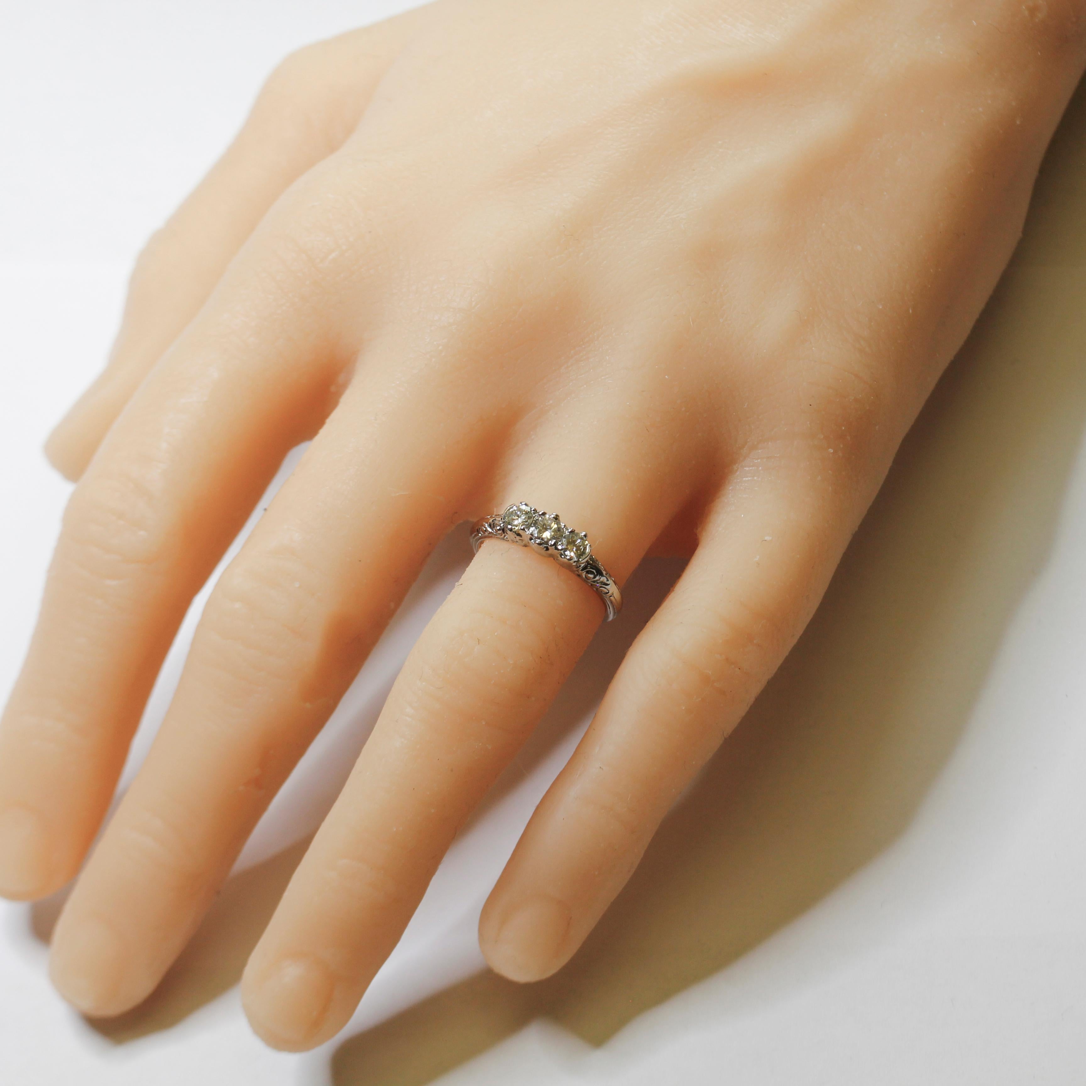 Art Deco Verlobungsring, Weißgold Diamant Trilogy-Ring im Angebot 5
