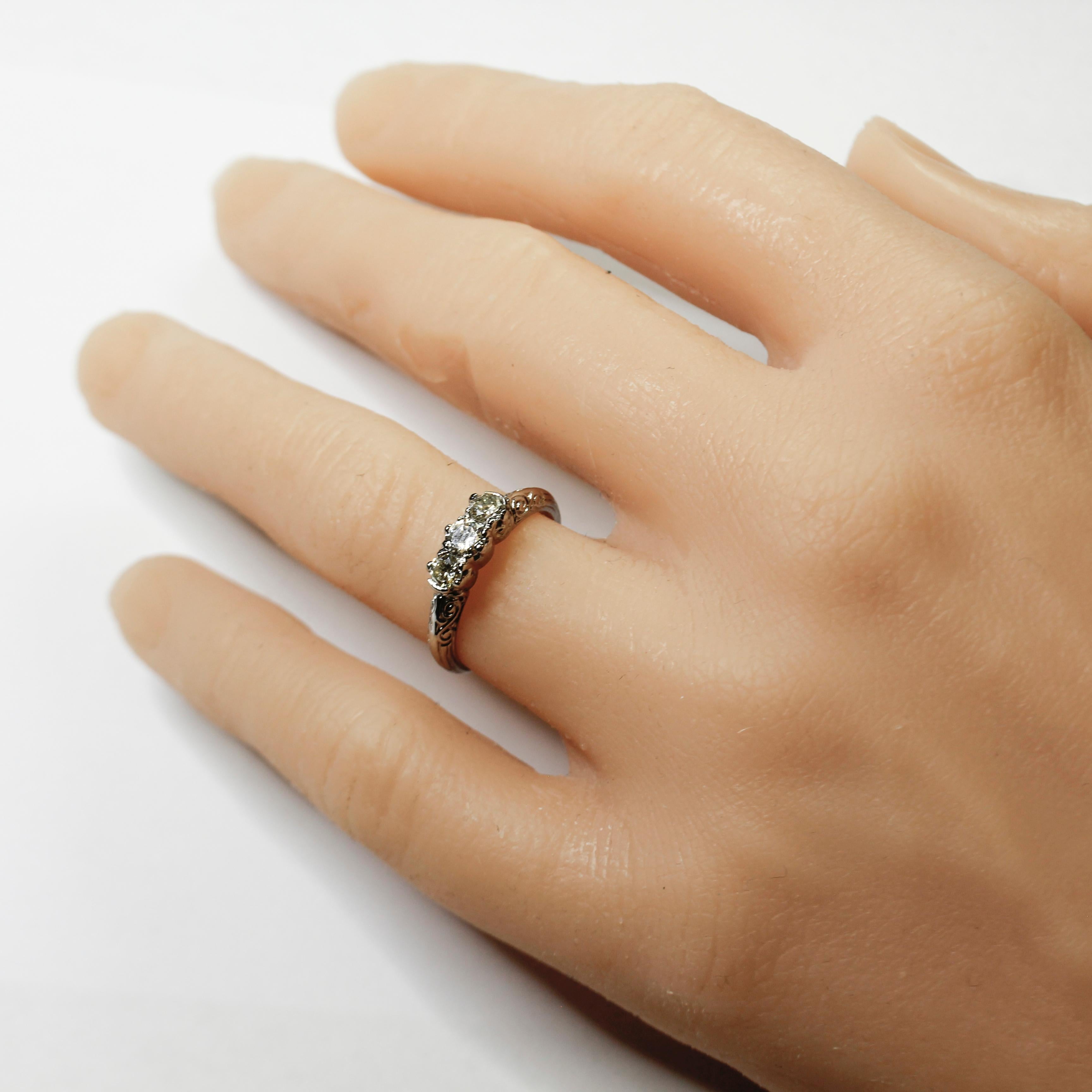Art Deco Verlobungsring, Weißgold Diamant Trilogy-Ring im Angebot 6