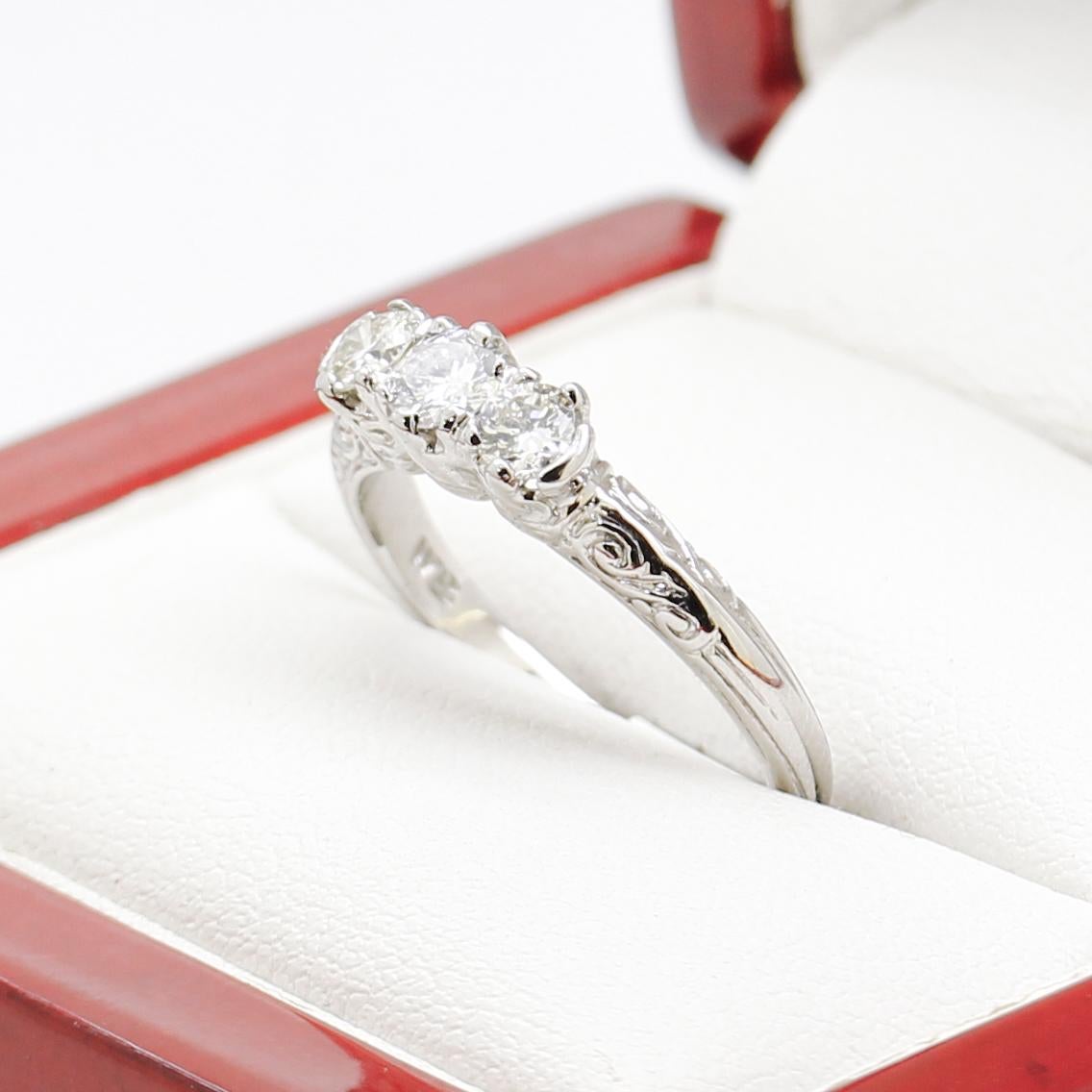 Art Deco Verlobungsring, Weißgold Diamant Trilogy-Ring (Art déco) im Angebot