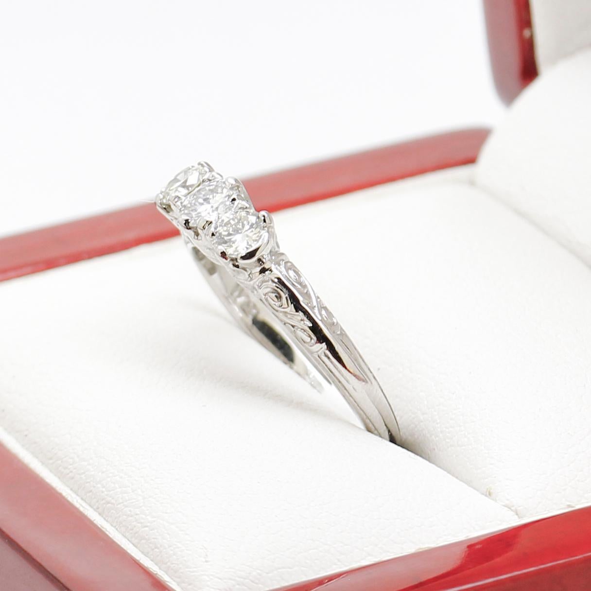 Art Deco Verlobungsring, Weißgold Diamant Trilogy-Ring (Brillantschliff) im Angebot