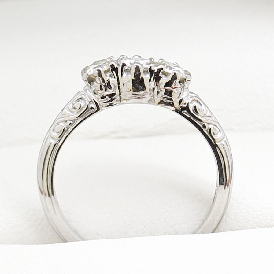 Art Deco Verlobungsring, Weißgold Diamant Trilogy-Ring im Angebot 3