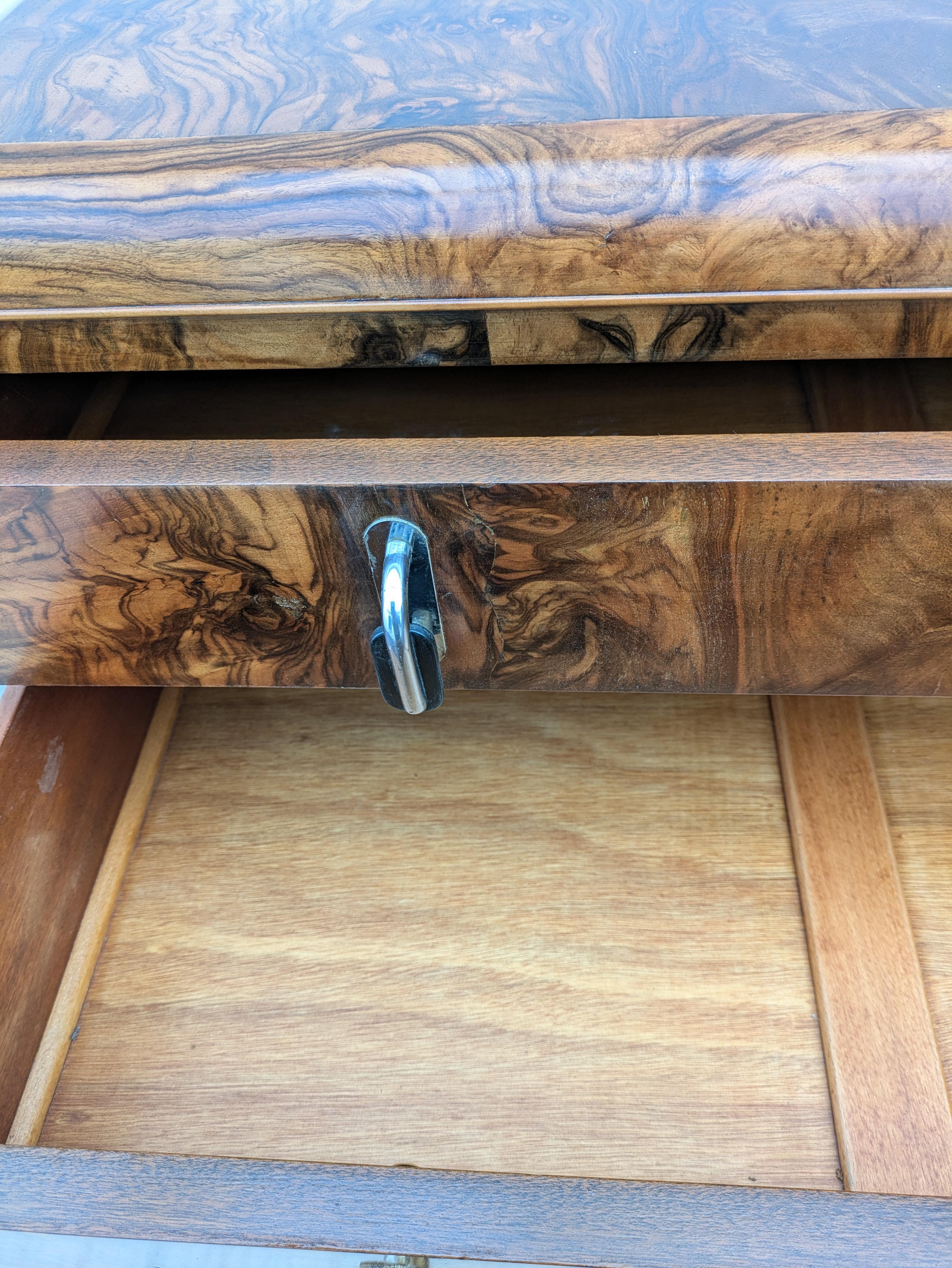 Cassettone in noce figurato Art Deco inglese degli anni '30 a cinque cassetti in vendita 3