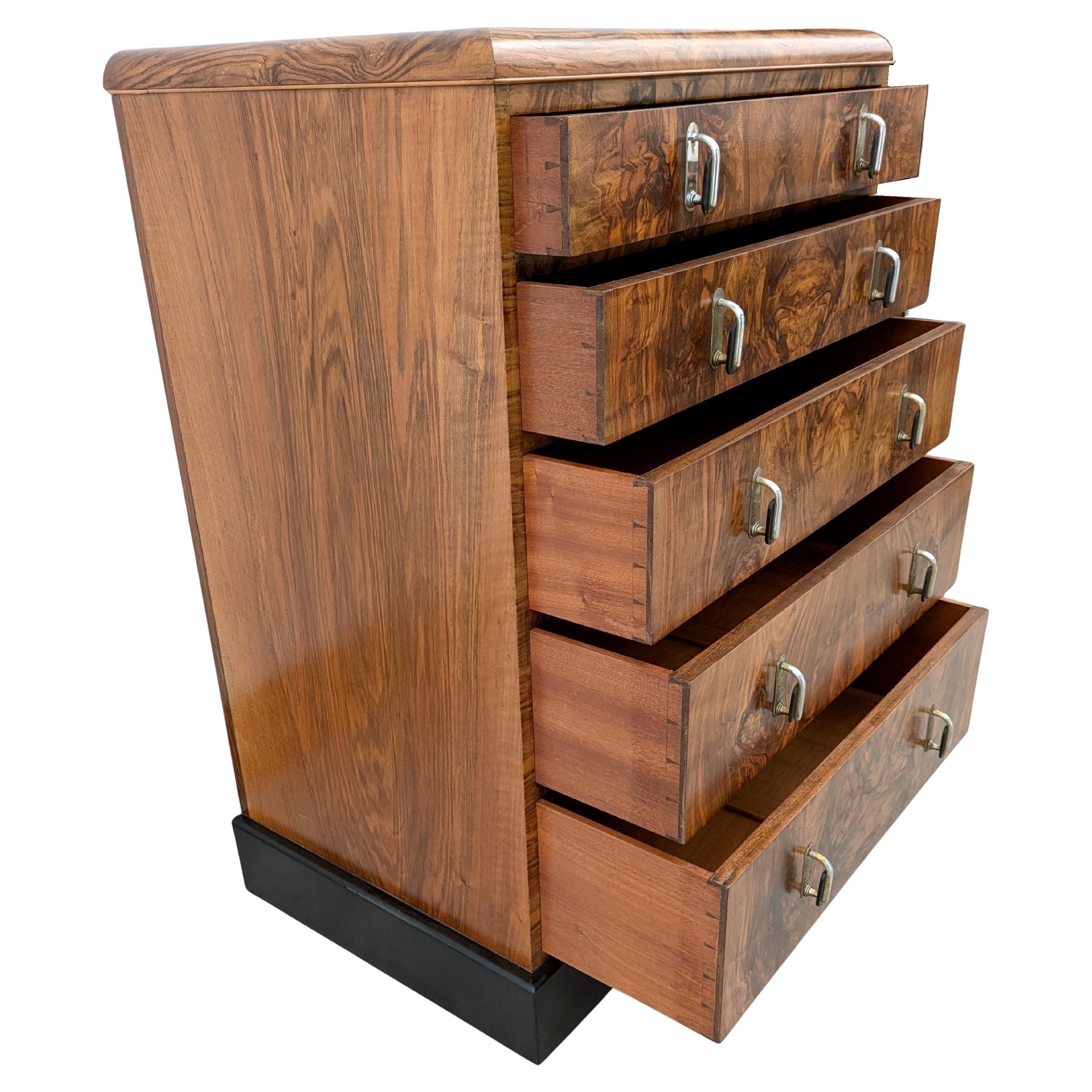 Cassettone in noce figurato Art Deco inglese degli anni '30 a cinque cassetti in vendita 1