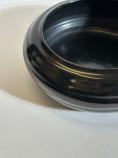 Bol Art déco en grès anglais émaillé noir par Doulton Lambeth, vers les années 1930