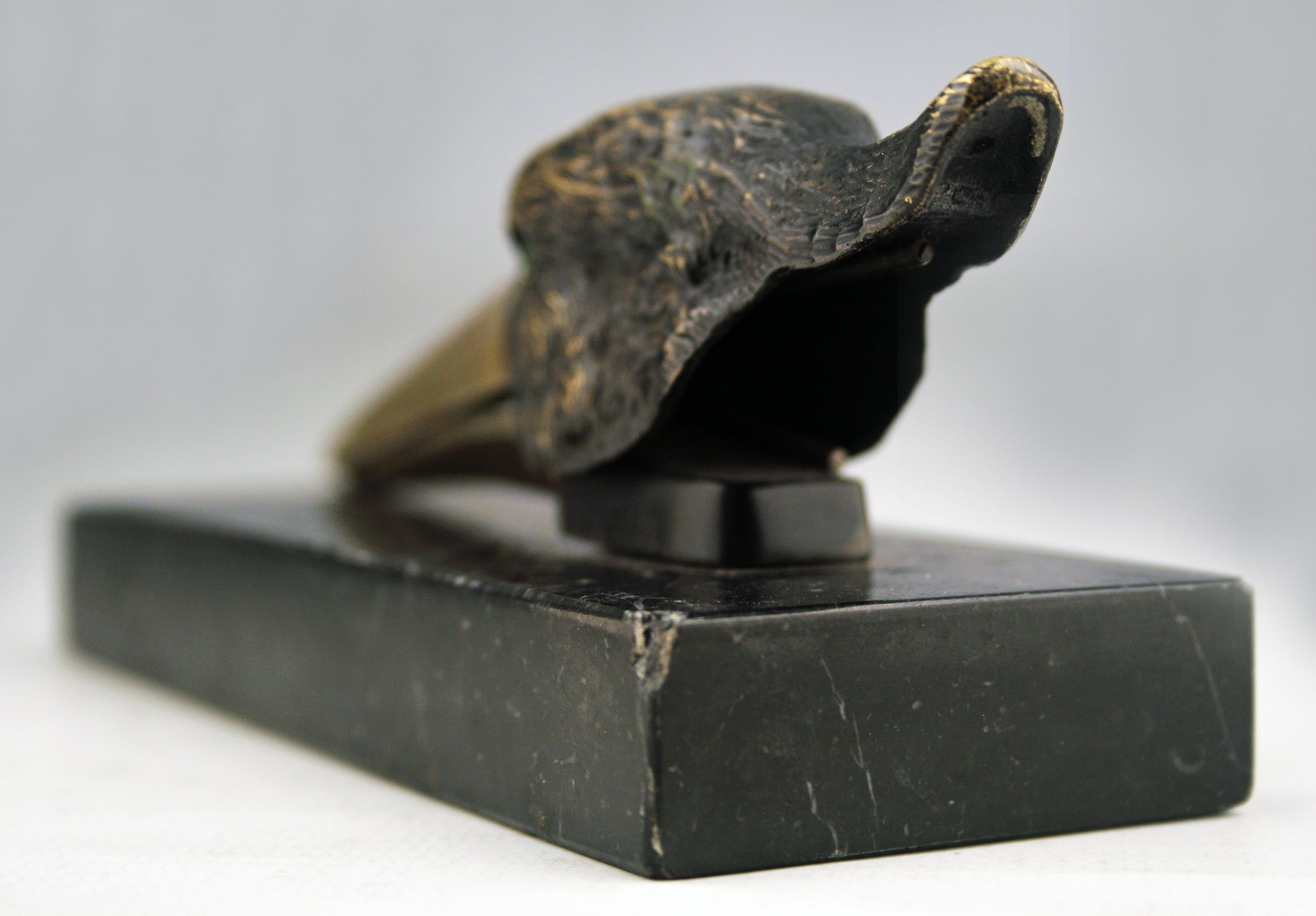 Art Déco Englisch Bronze Storch Kopf Papper Clip/Briefhalter mit Marmor Sockel im Zustand „Gut“ im Angebot in North Miami, FL
