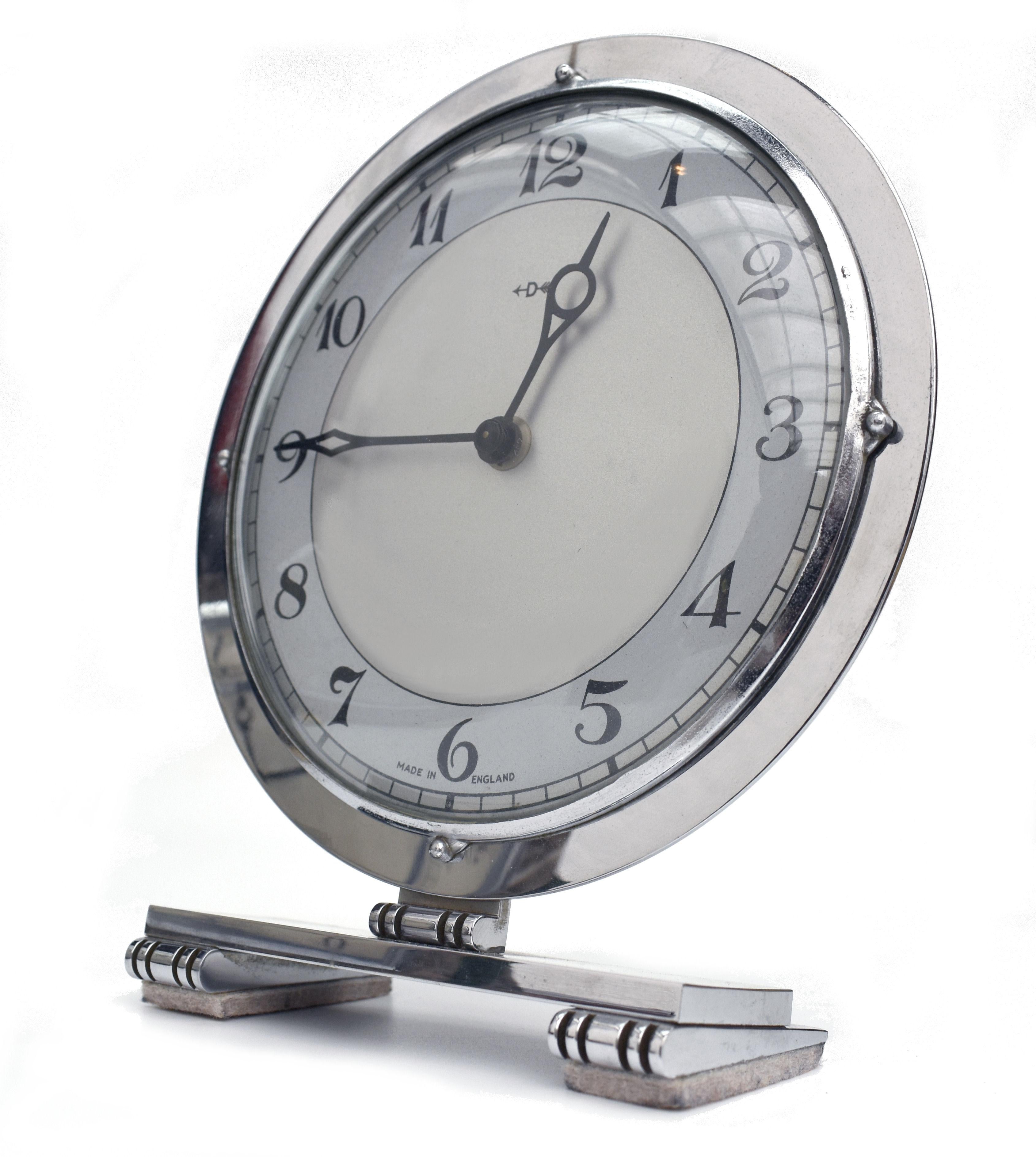 Il s'agit d'une superbe horloge Art Déco chromée fabriquée par les horlogers anglais Smiths. Elle possède un mouvement de 8 jours et est en excellent état de fonctionnement, ayant été entièrement révisée par un horloger qualifié. D'un design
