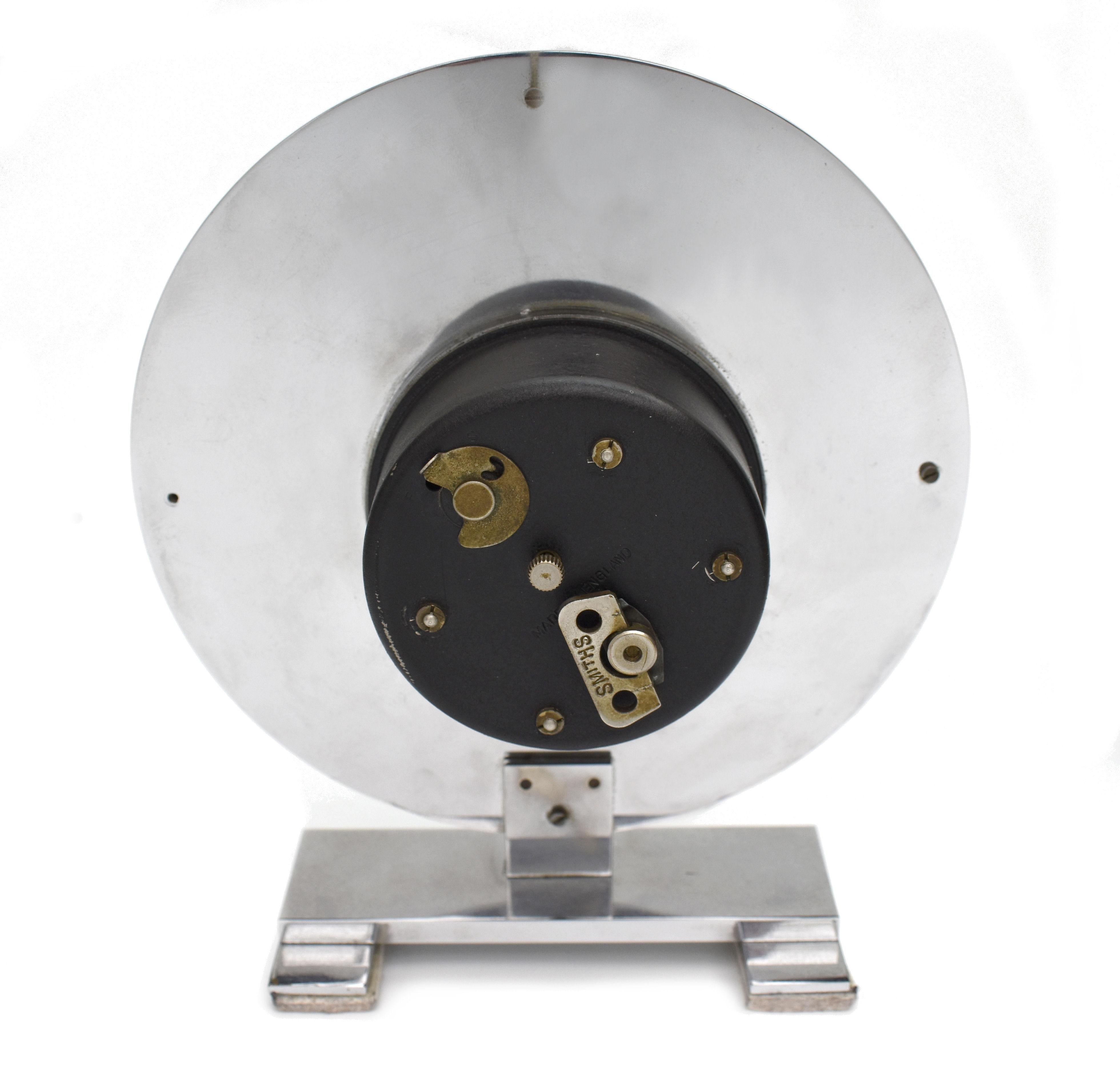 Art Deco English Chrome Clock , 8 Tage, mechanisch, von Smiths, um 1930 (Art déco) im Angebot
