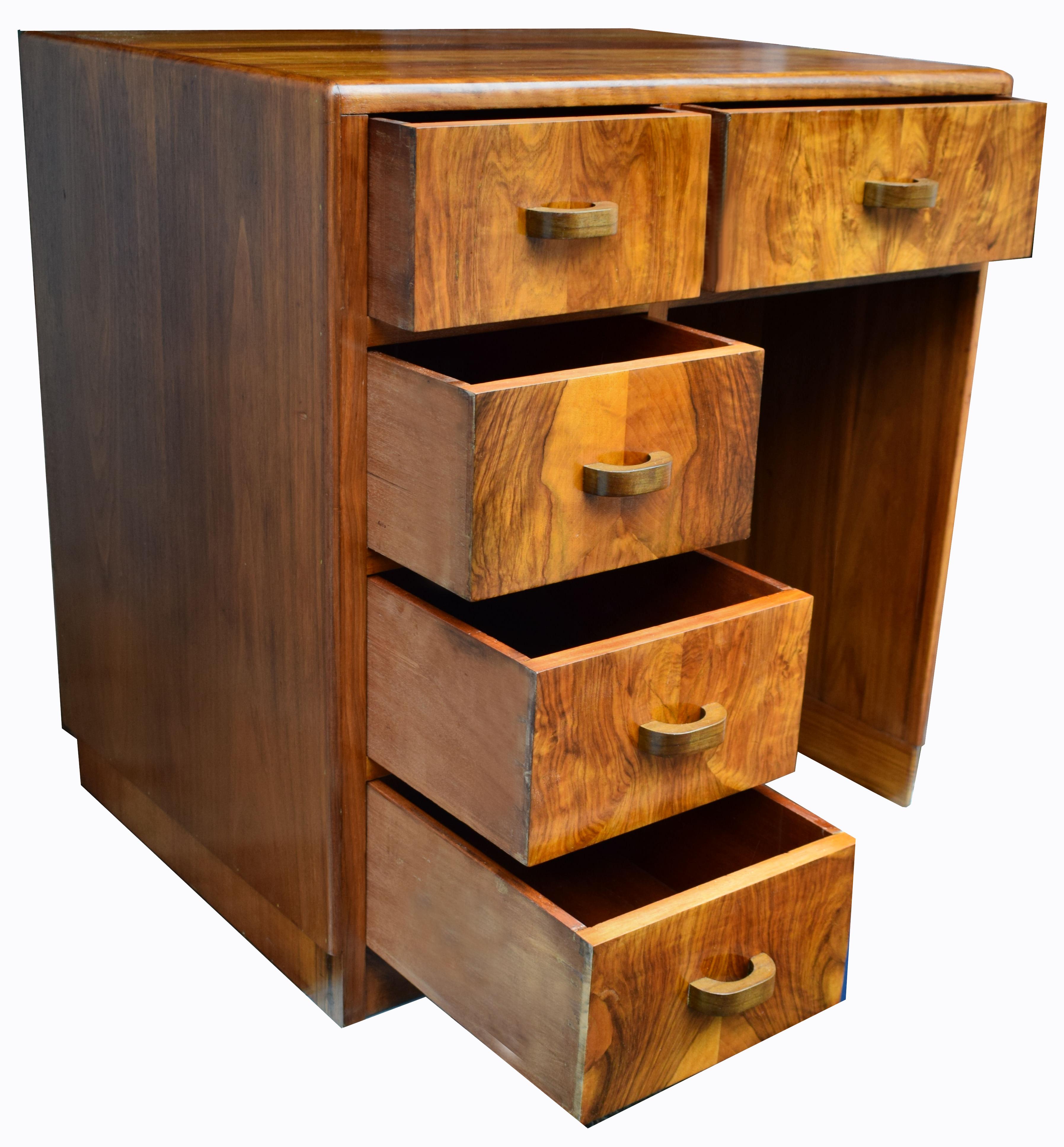 Wir bieten Ihnen diesen schönen und absolut originalen Nussbaumschreibtisch aus den 1930er Jahren an. Die kompakte Größe dieses kleinen Schreibtisches ist perfekt, wenn der verfügbare Platz begrenzt ist und eine Rolle spielt. Allgemein