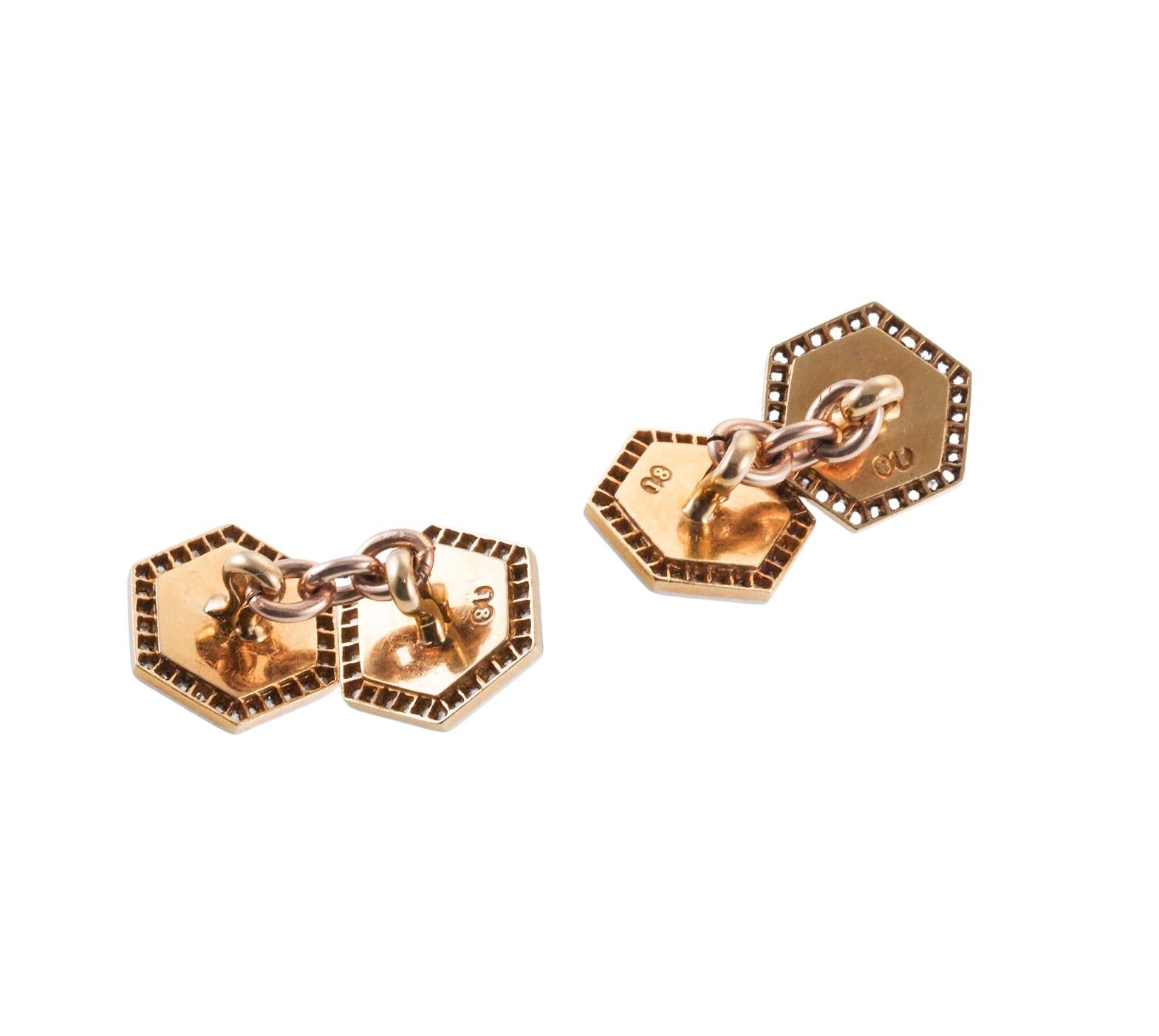 Paar klassische Manschettenknöpfe aus englischem 18-karätigem Gold im Art-Déco-Stil, jeweils mit einem facettierten Onyx in der Mitte, umgeben von Diamanten im Rosenschliff. Jede Platte misst 12 x 12 mm. Es fehlt ein kleiner Diamant. Auf den