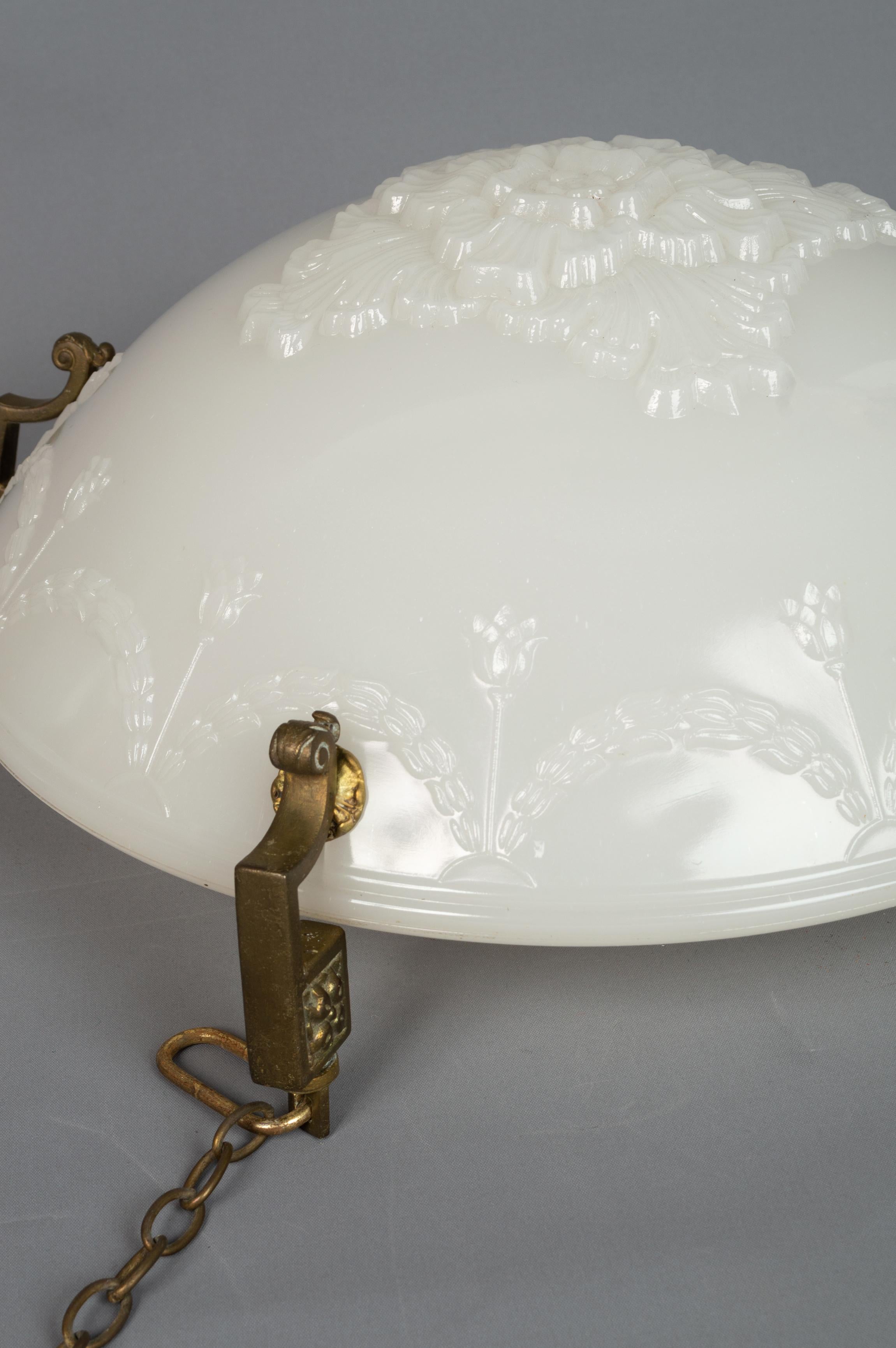 Art déco Lampe à suspension plafonnier anglaise Art Déco Jefferson en verre et pierre de lune, vers 1920 en vente
