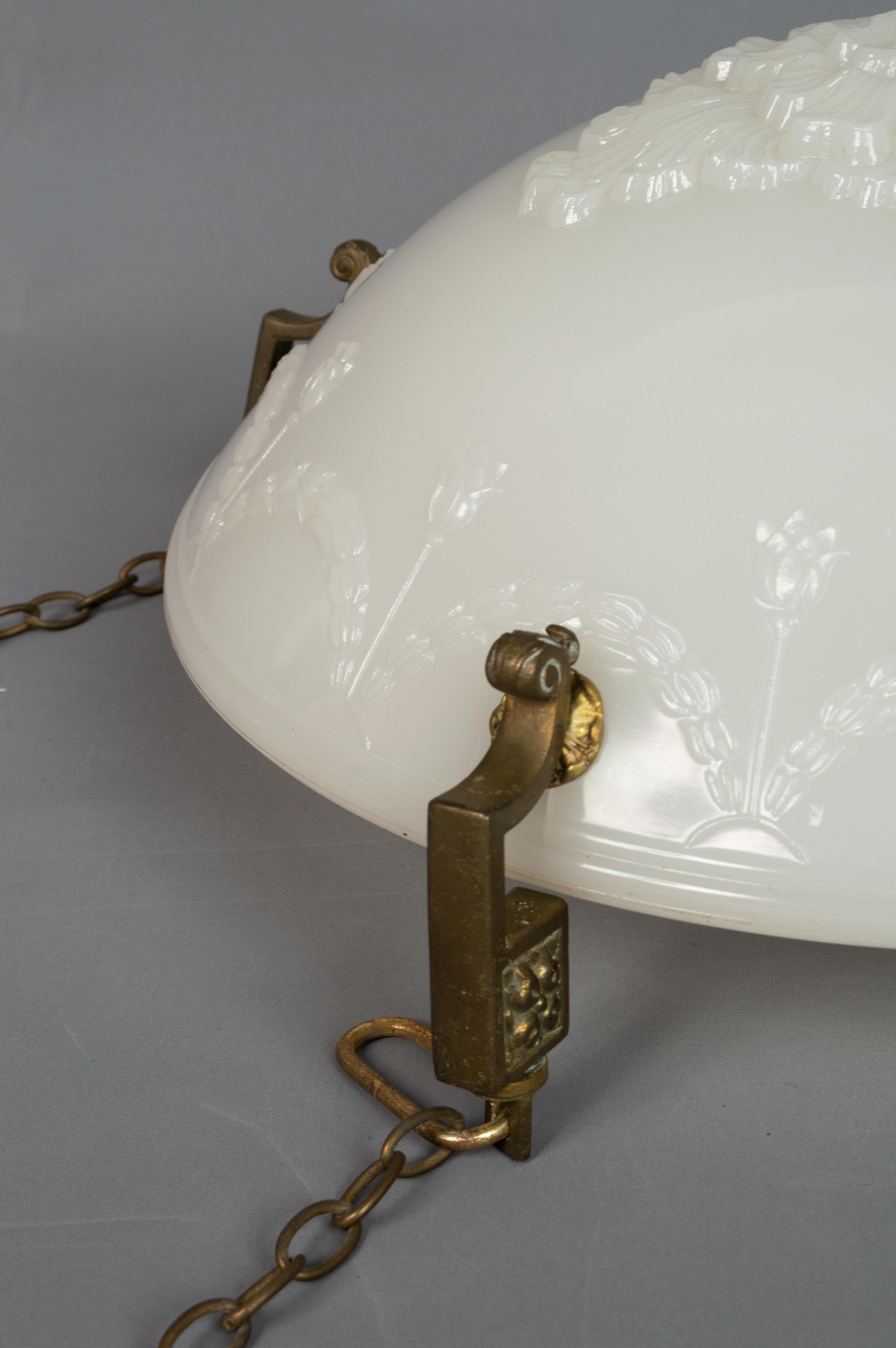 Anglais Lampe à suspension plafonnier anglaise Art Déco Jefferson en verre et pierre de lune, vers 1920 en vente