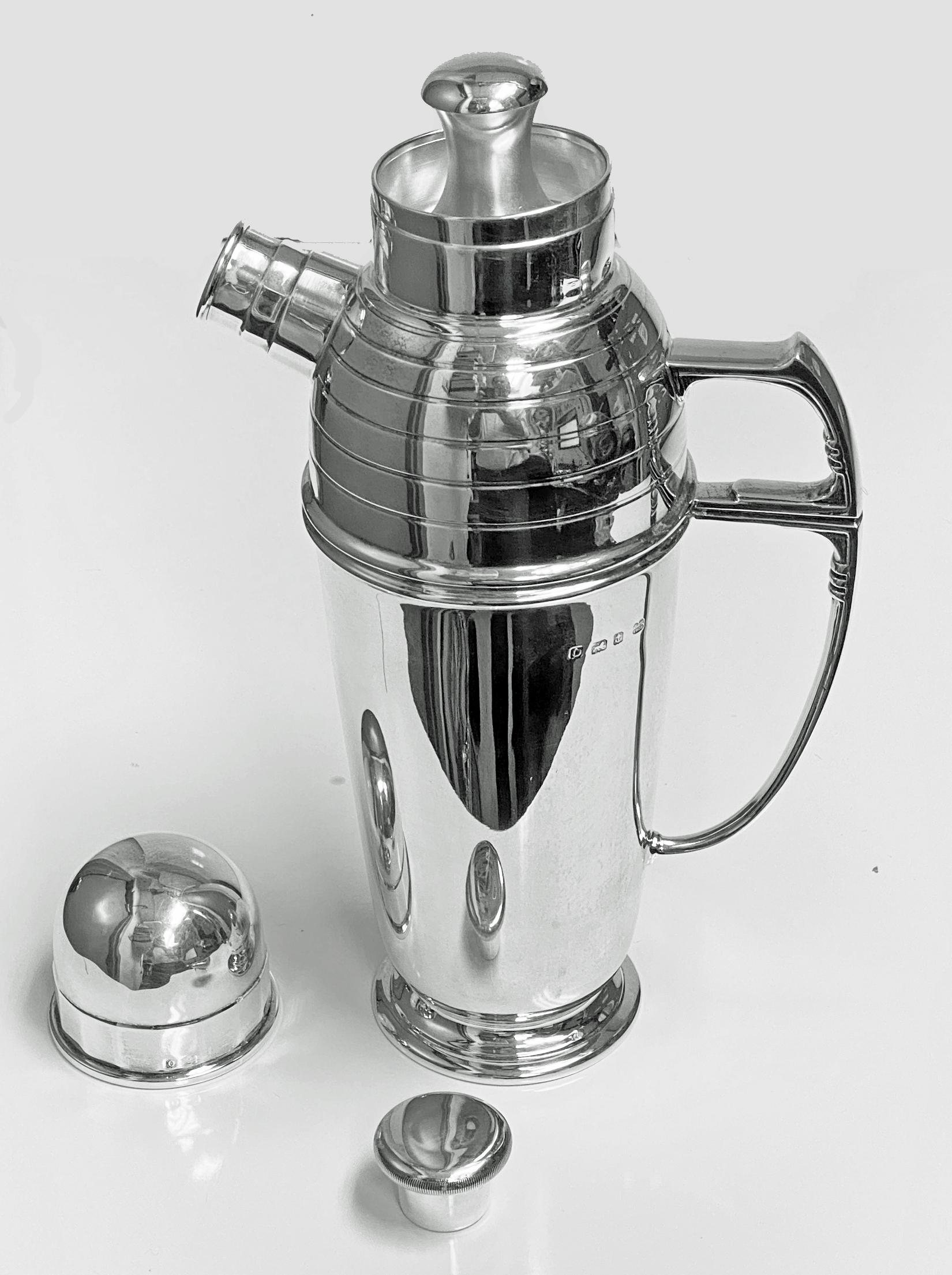 Art Deco English Silver Cocktail Shaker, Birmingham 1913 Pearce & Sons In Good Condition In Toronto, Ontario