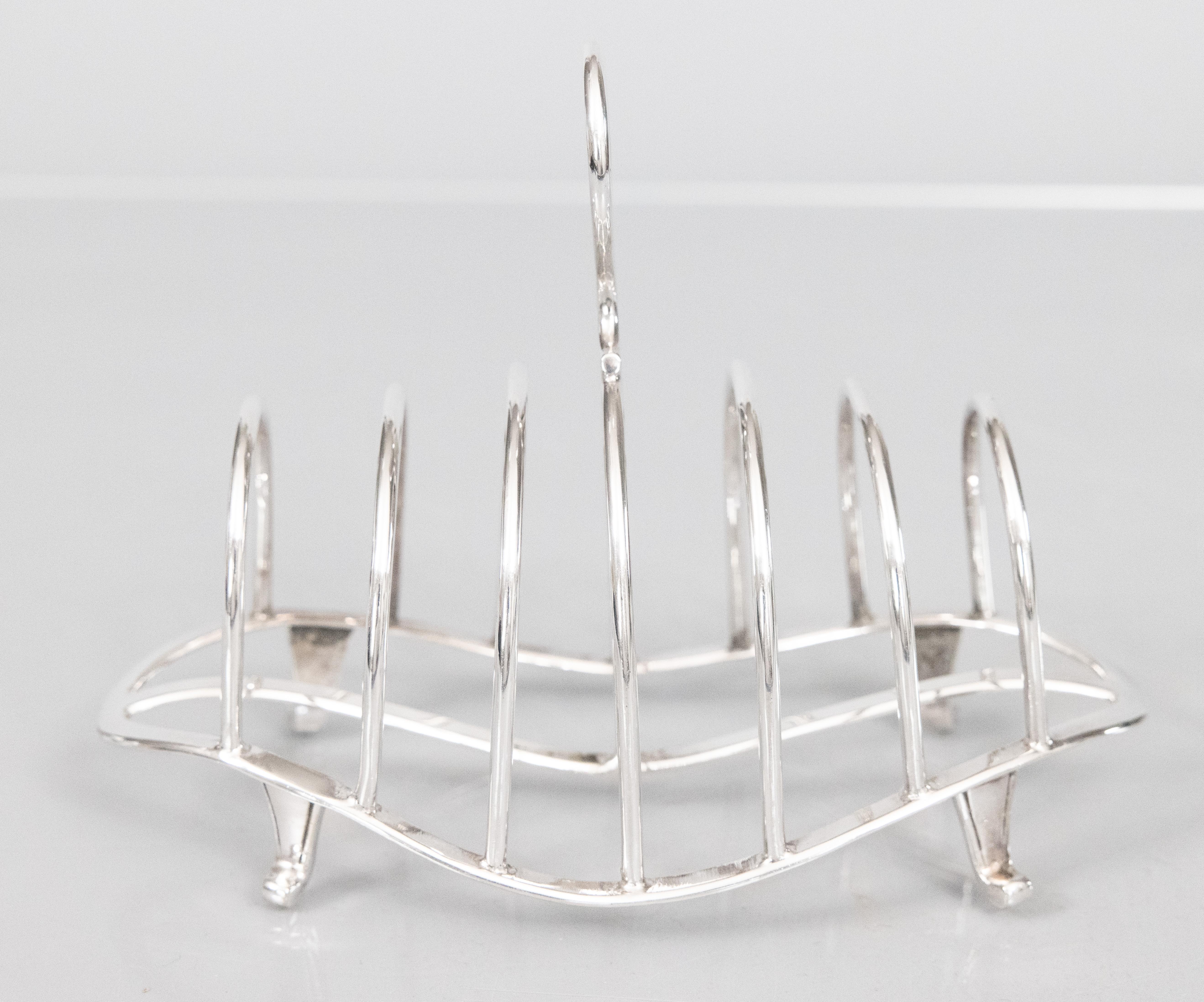 Uno splendido porta-toast inglese antico in argento a sei fette. Nessun marchio di fabbrica. Questo raffinato porta-toast ha un elegante design Art Déco con una bella forma a serpentina e piedi a cabriola. Sarebbe fantastico per servire i toast o