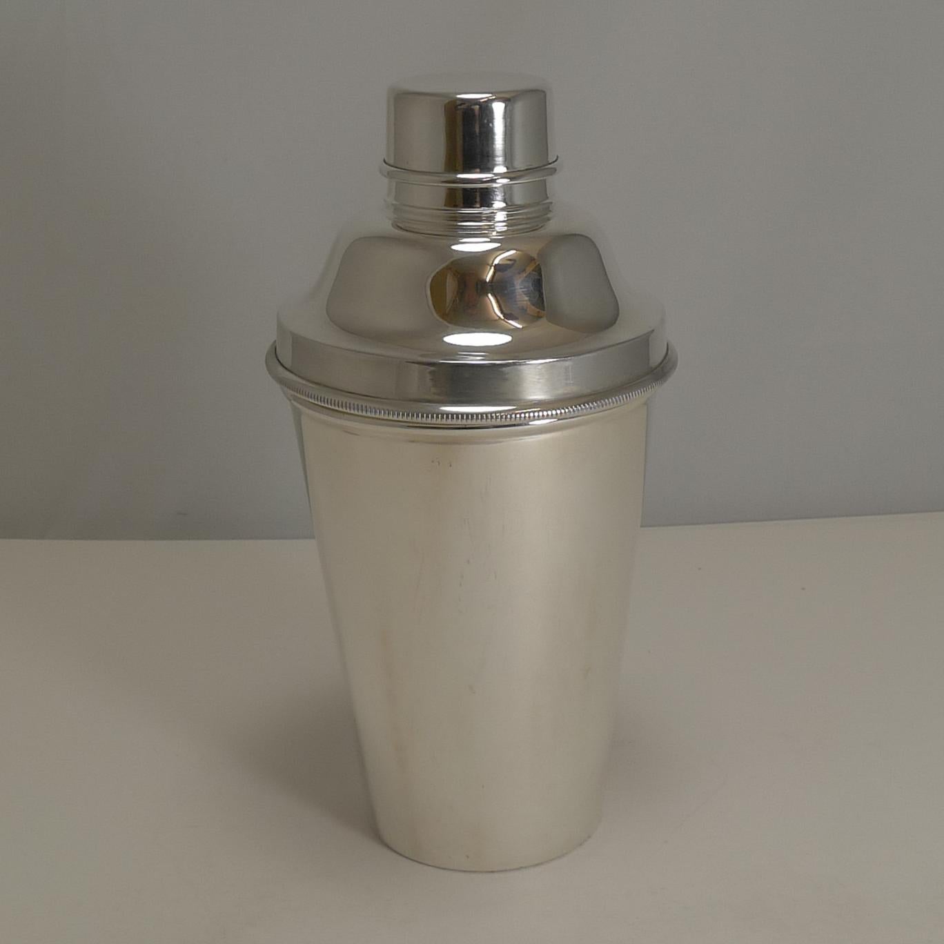 Art Deco English Silver Plated Cocktail Shaker, Integral Lemon Squeezer In Good Condition In Bath, GB