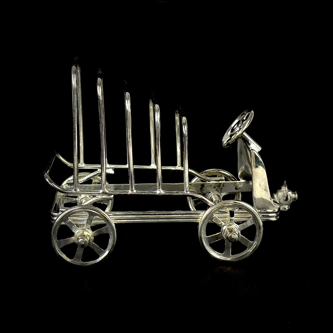 Precioso tostador inglés de cuatro rebanadas en forma de coche, chapado en plata. Este tostador de plata de gran calidad está bien hecho, con una bonita forma geométrica de estilo Art Déco y un remate decorativo. Sería maravilloso para servir