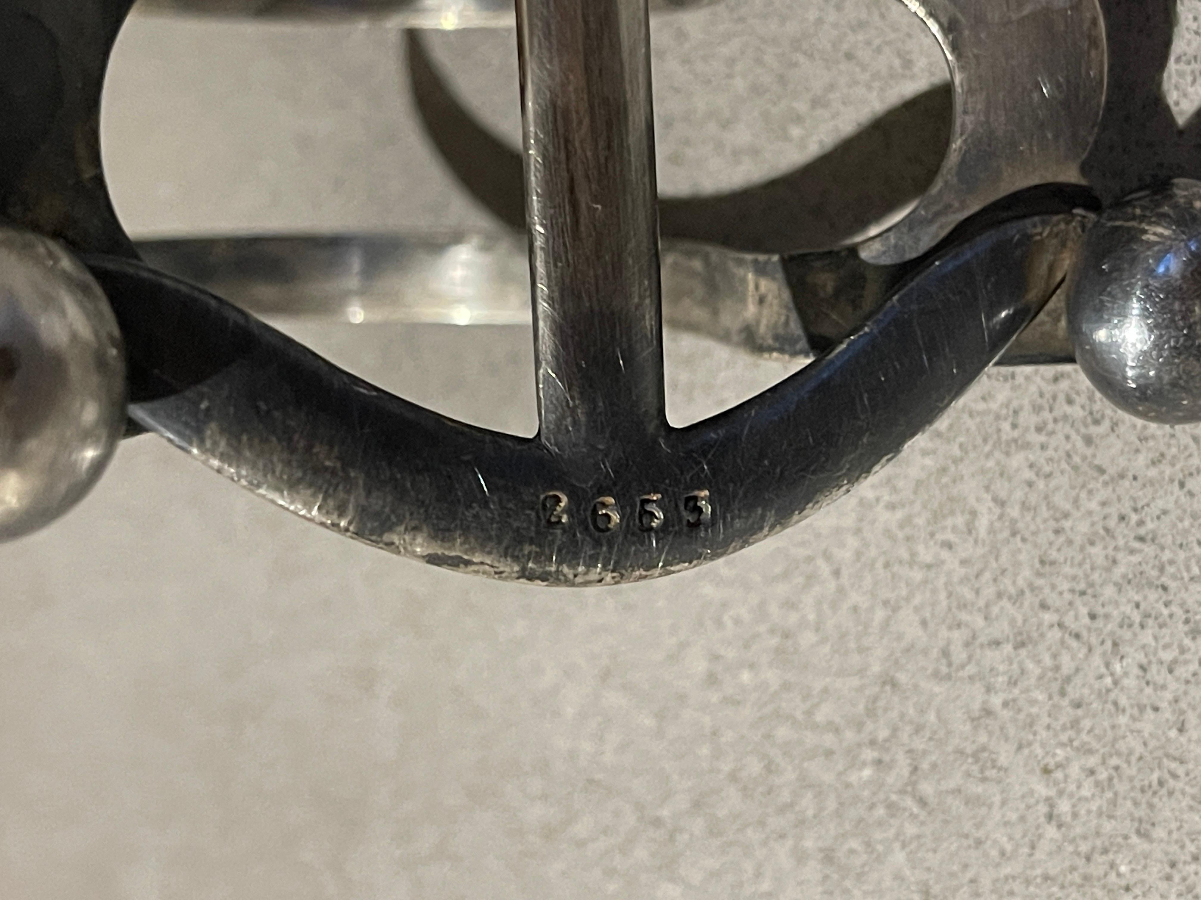 Un charmant petit porte-tartine anglais en métal argenté à quatre tranches. Ce porte-tartines en argent de Sheffield de qualité supérieure est bien réalisé avec une forme géométrique de style Art déco et un épi de faîtage décoratif. Il serait
