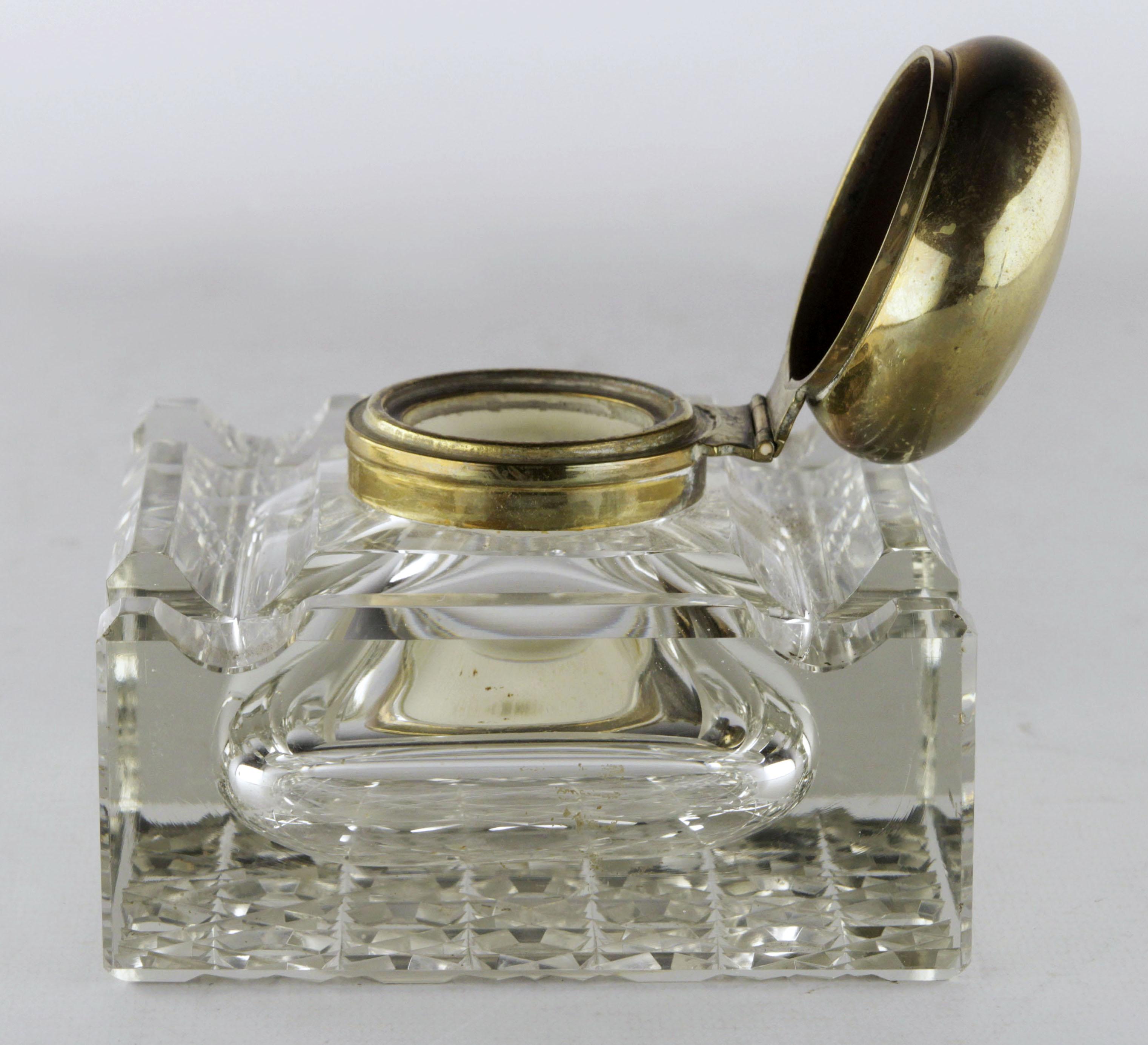 Anglais Encrier Art Déco anglais carré en verre taillé et cristal avec couvercle en laiton/bronze en vente