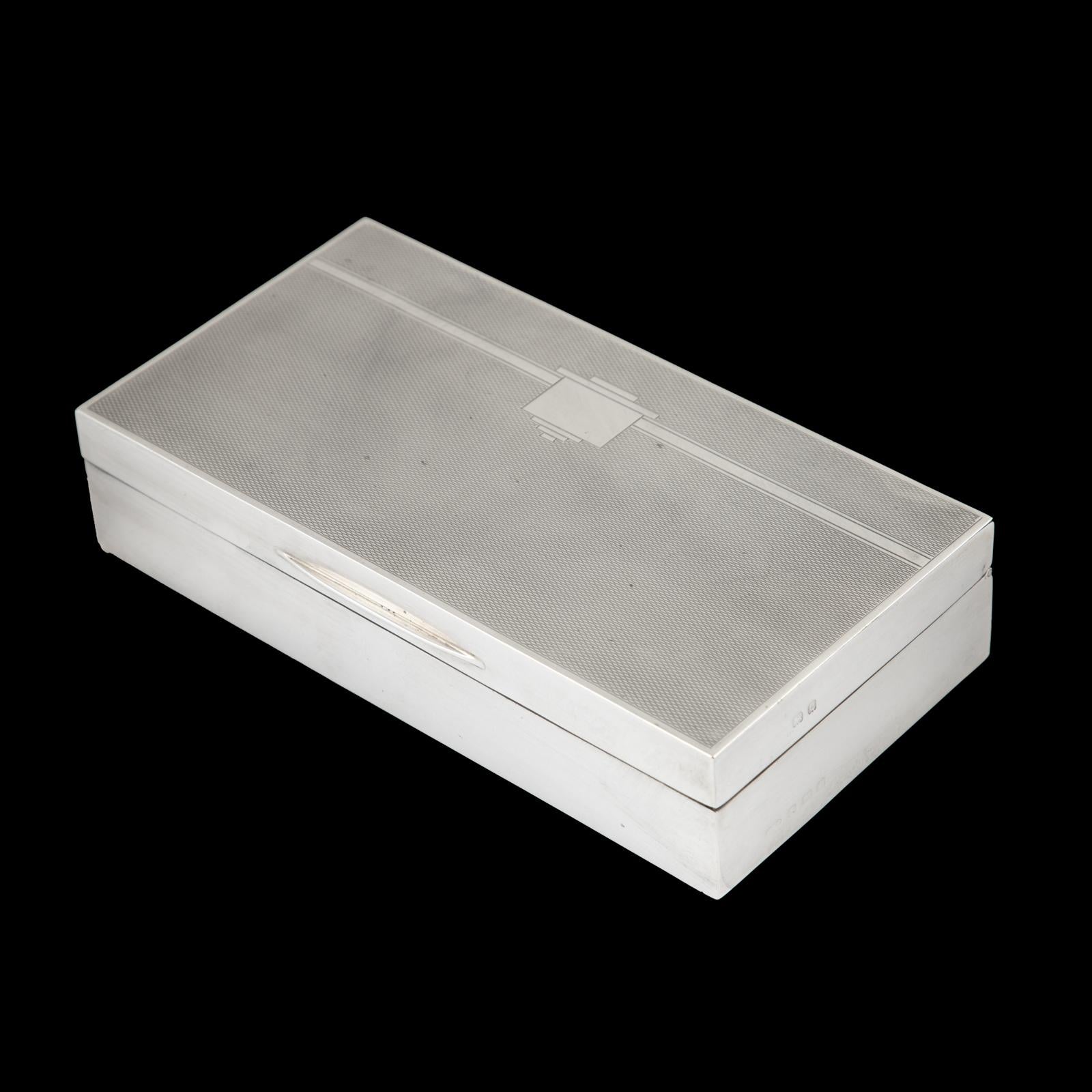 Art Deco Englische Zigarettenschachtel aus Sterlingsilber, 925 Silber, London, 1931

Herkunft: Vereinigtes Königreich (London)
Datum: 1931
Schöpfer: Gestempelt mit Punzen einschließlich Londoner Prüfzeichen, Datumsbuchstabe 