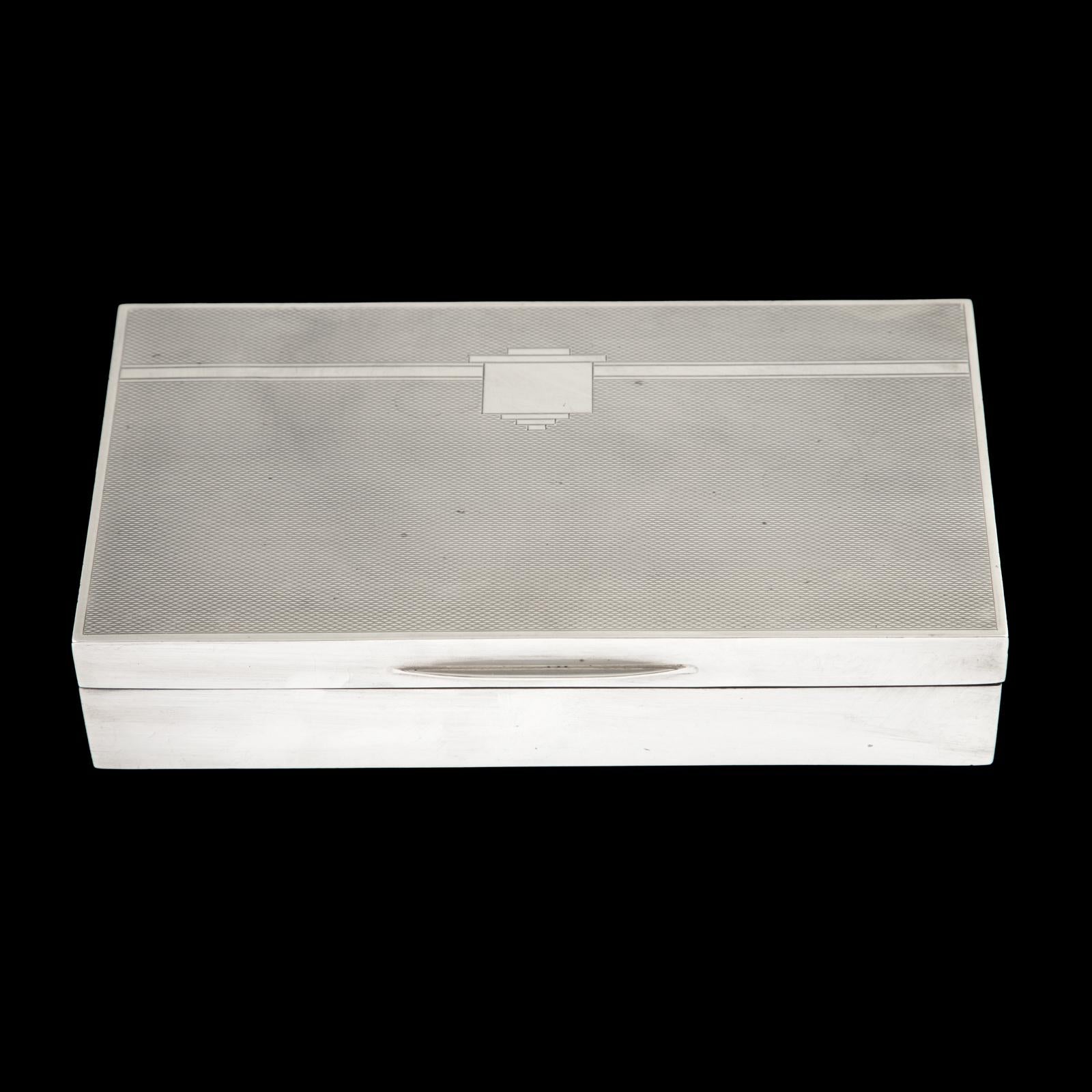 Art Deco Englische Zigarettenschachtel aus Sterlingsilber, 925 Silber, London, 1931 im Zustand „Hervorragend“ im Angebot in Lisboa, PT