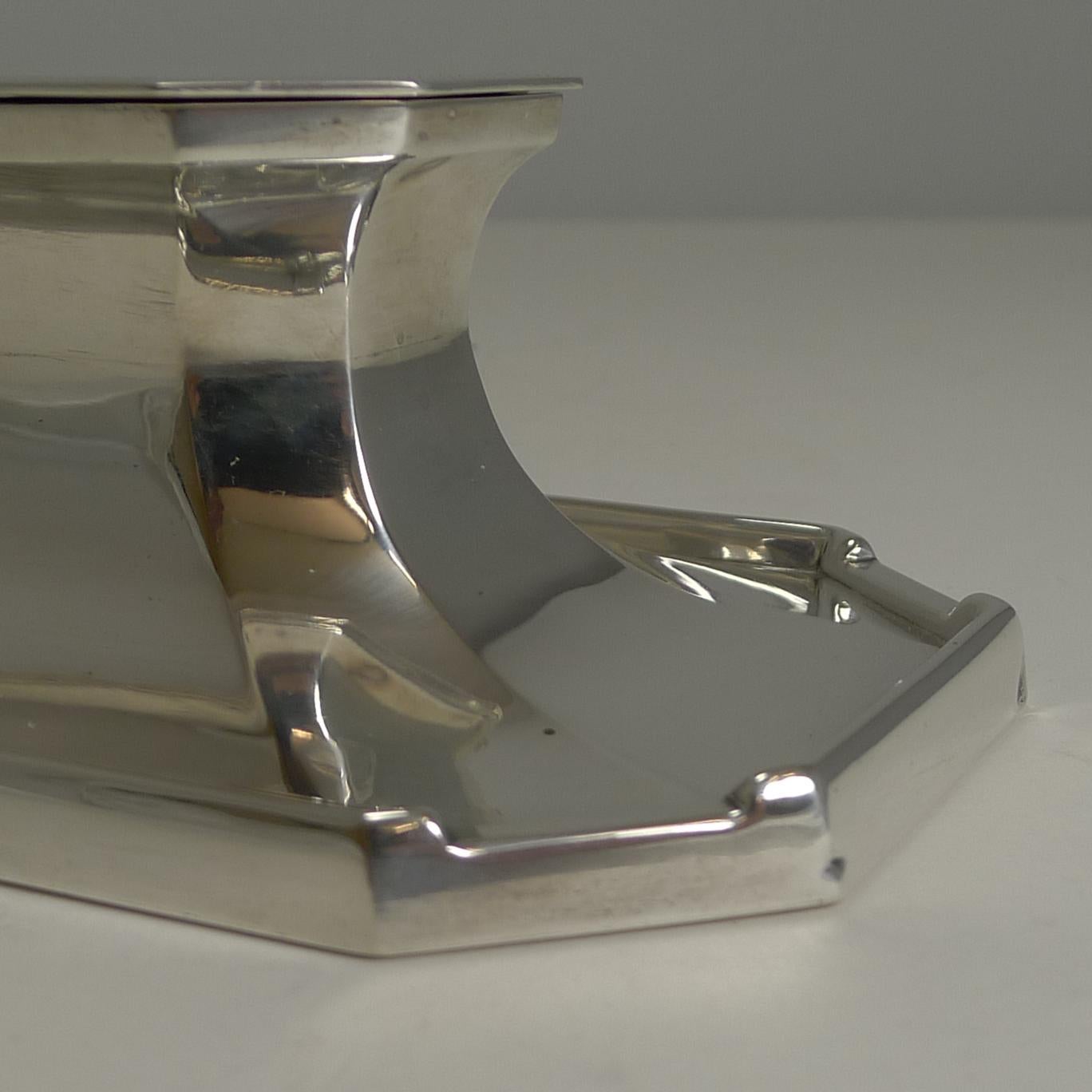 A terrific vintage English sterling silver inkwell of rectangular form with cut-outs to the four corners of the base to rest a pen.

Very stylish and fabulous quality having been made by the top-notch silversmith, Deakin and Francis. There is a