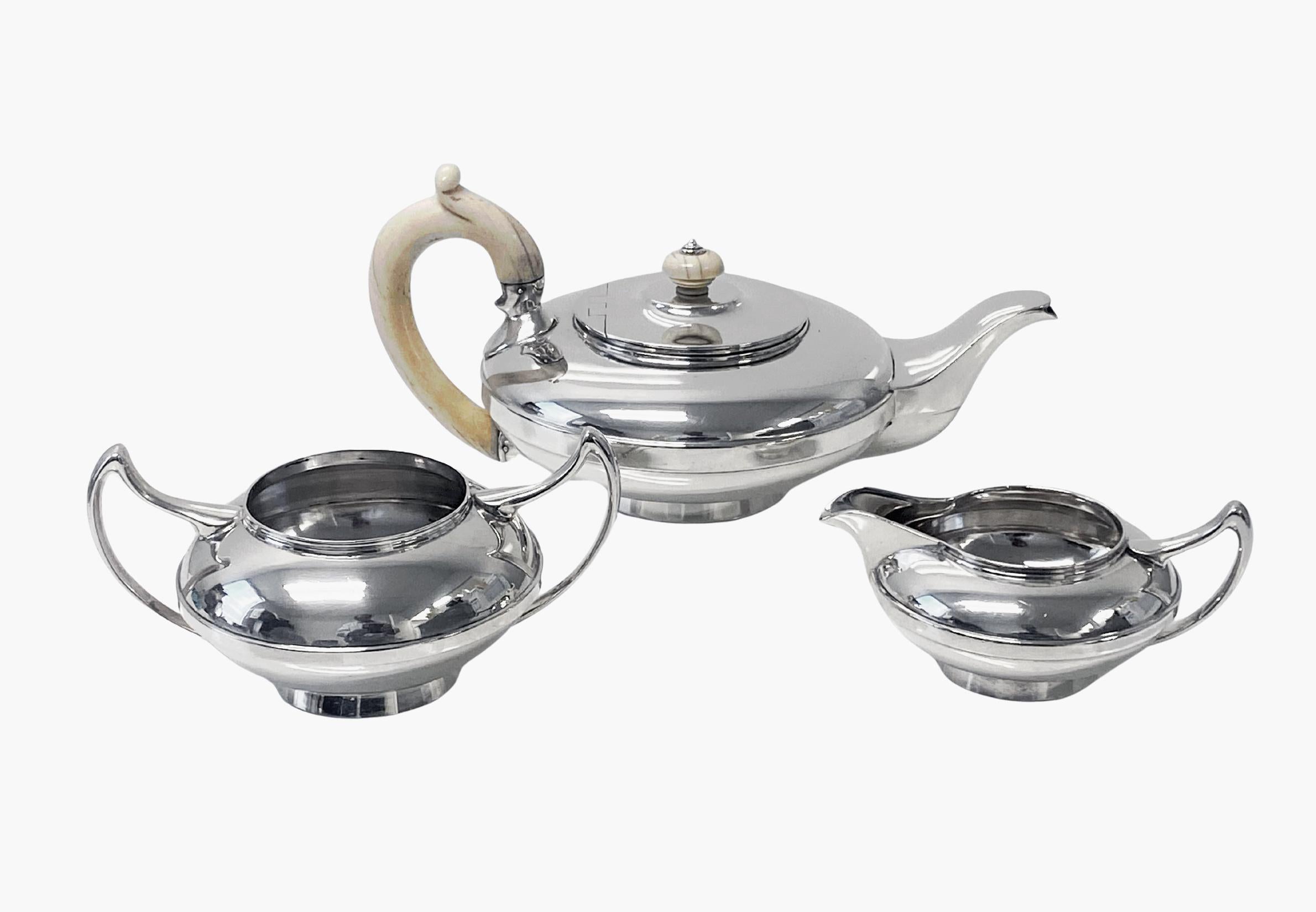 Servizio da tè in argento Sterling Art Deco Londra 1926-38. Set di Batchelor di buona qualità, ogni pezzo ha un corpo sferico semplice, una fascia centrale a coste e manici curvilinei per la lattiera e lo zucchero; manico composito e terminale per