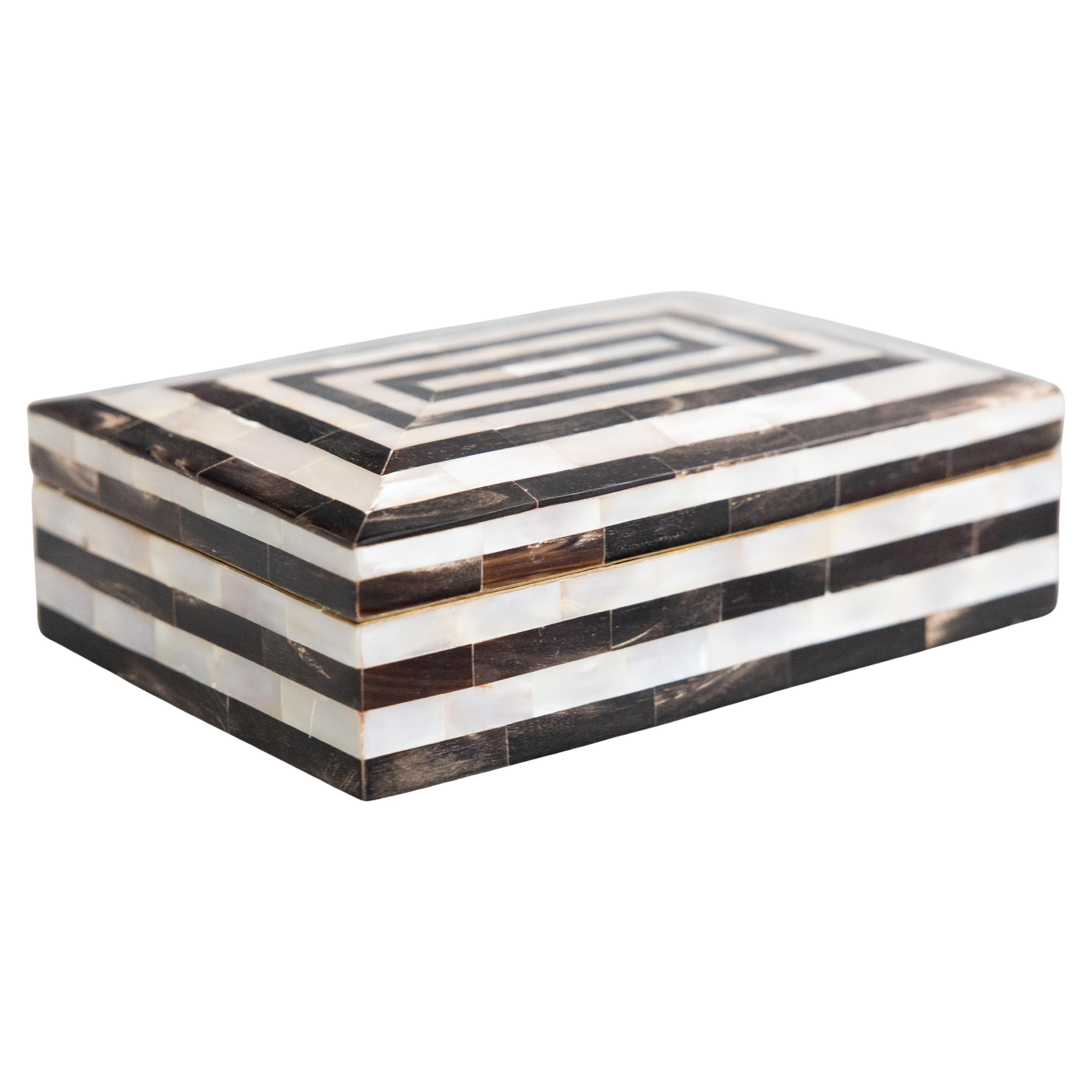 Art Deco English Tortoise Shell 
Mother of Pearl Box, circa 1920 en vente