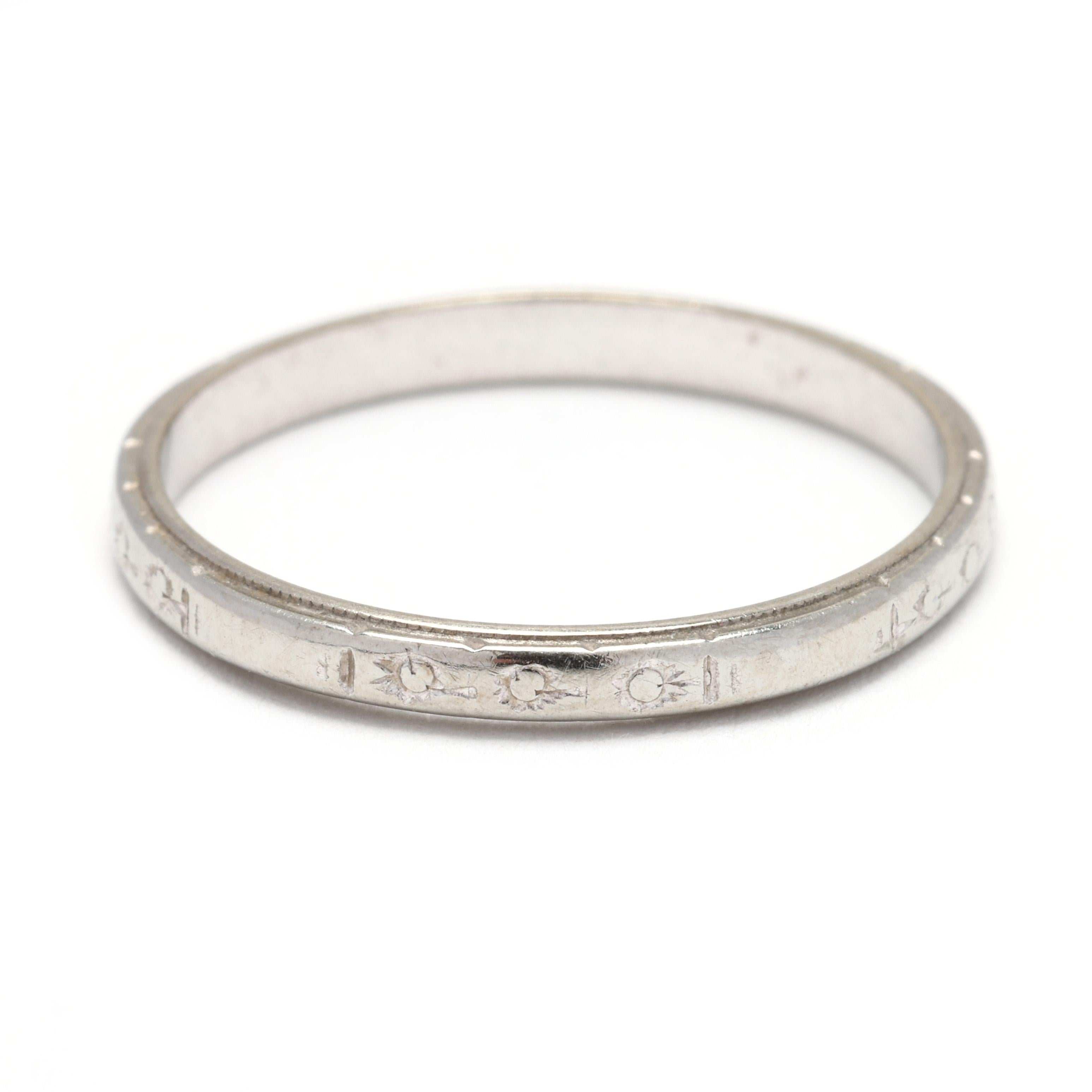 Remontez le temps avec cette exquise bague à anneau gravée Art déco, réalisée dans un luxueux or blanc 18 carats. Cette bague de taille 6 présente des détails complexes gravés à la main, incarnant l'élégance et le savoir-faire de l'époque Art déco.