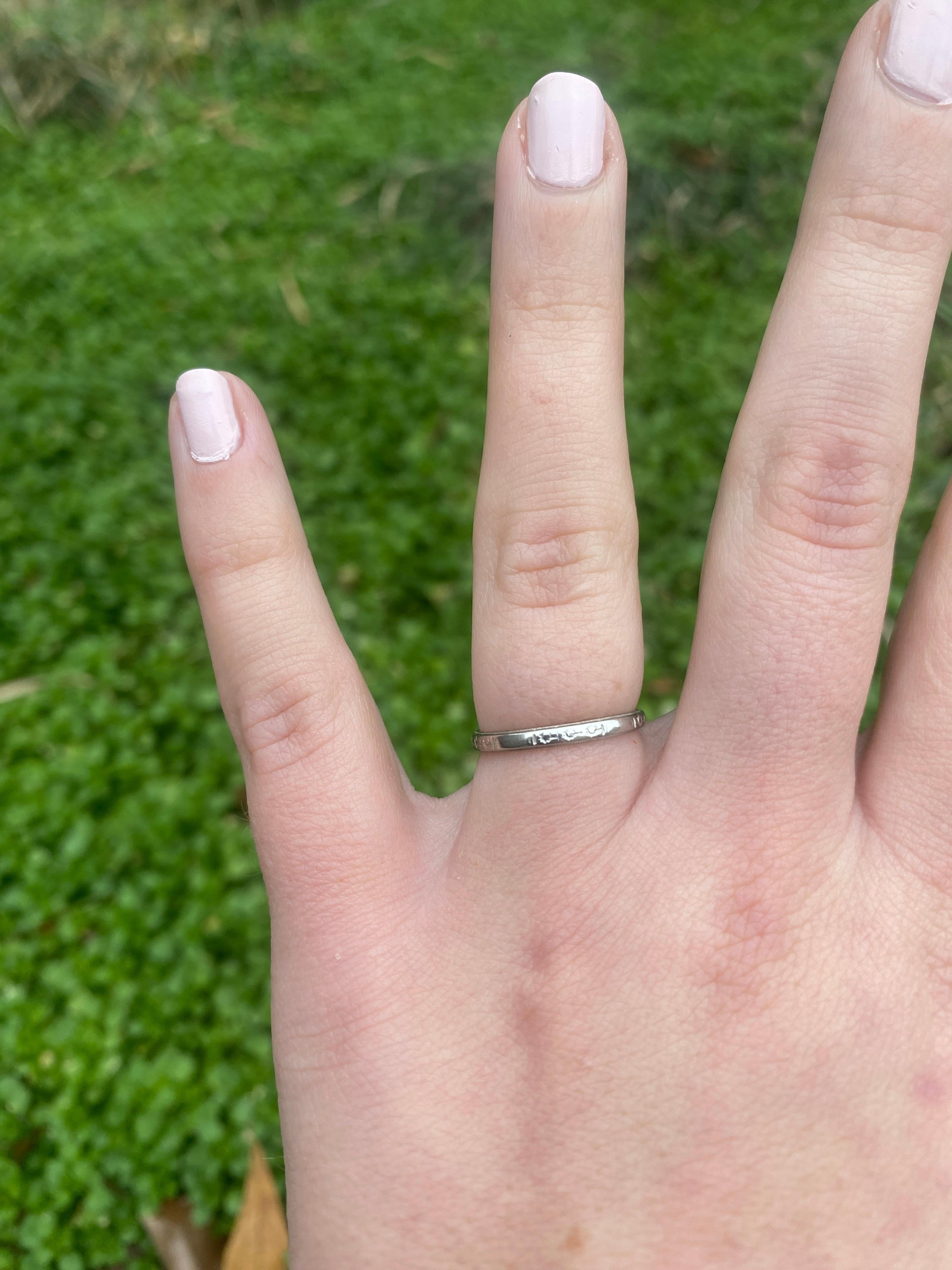Art Deco Engraved Band Ring, 18k White Gold, Ring Size 6 For Sale 2