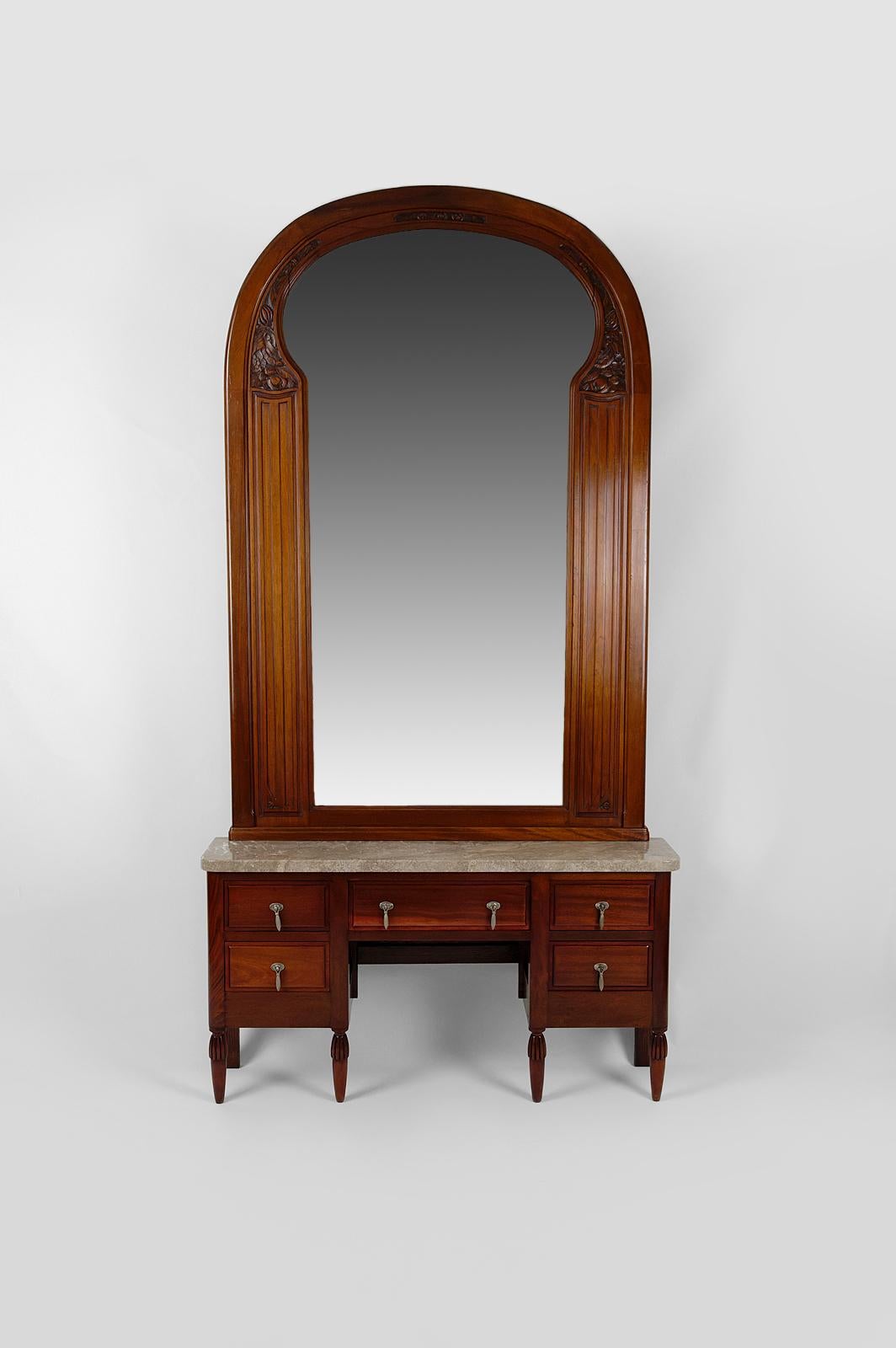 Superb and impressive entrance / entryway console consisting of a low 5-drawers cabinet with a marble top, on which is placed an imposing mirror with a carved frame.

In walnut and beech.
Beveled mirror, frame carved with flowers.
High quality gray