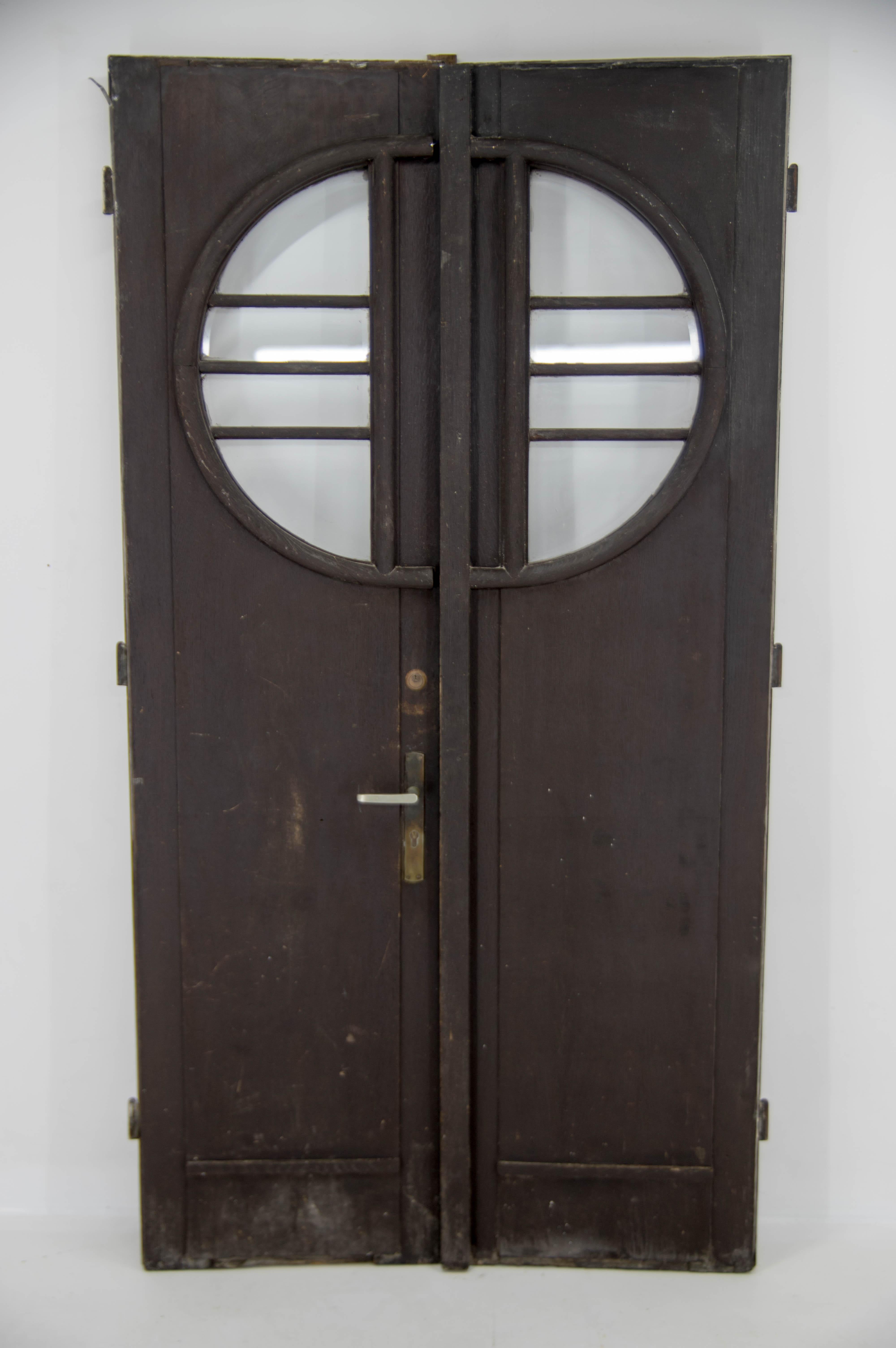 Schöne maßgefertigte Art-Déco-Eingangstüren aus den 1930er Jahren
Einschließlich Rahmen mit Scharnieren.
Einschließlich Original-Aluminiumdichtungen.
Original Glas.
 