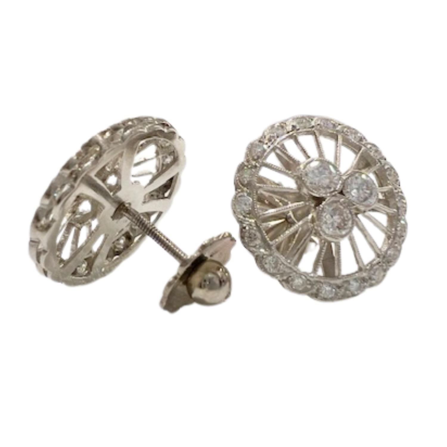 Eleganti orecchini in platino del periodo Art Deco, caratterizzati da un design geometrico e senza tempo, tipico degli anni '20-'30. Incastonati con diamanti taglio brillante di alta qualità, questi orecchini sono realizzati con dettagli squisiti e
