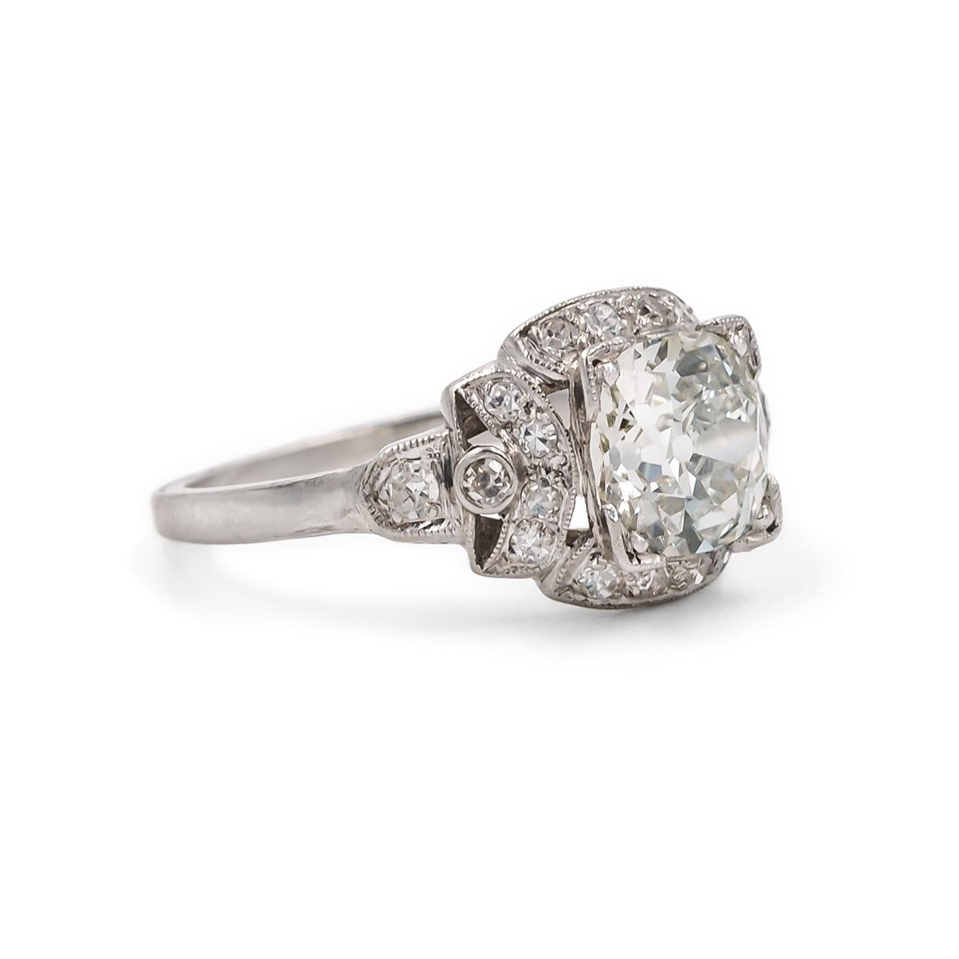 Ring aus der Zeit des Art déco von Tiffany & Co. aus Platin. In der Mitte ein 1::32 Karat schwerer Diamant im Old European Cut. GIA zertifiziert F Farbe/VVS2 Klarheit. Umgeben von 20 runden Diamanten im Einzelschliff mit einem Gesamtgewicht von ca.