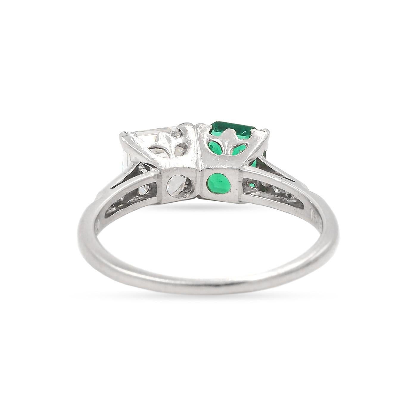 Art Deco Ära 1,51 Karat Diamant im französischen Schliff & 1,02 Karat Smaragd Toi et Moi Ring (Französischer Schliff) im Angebot