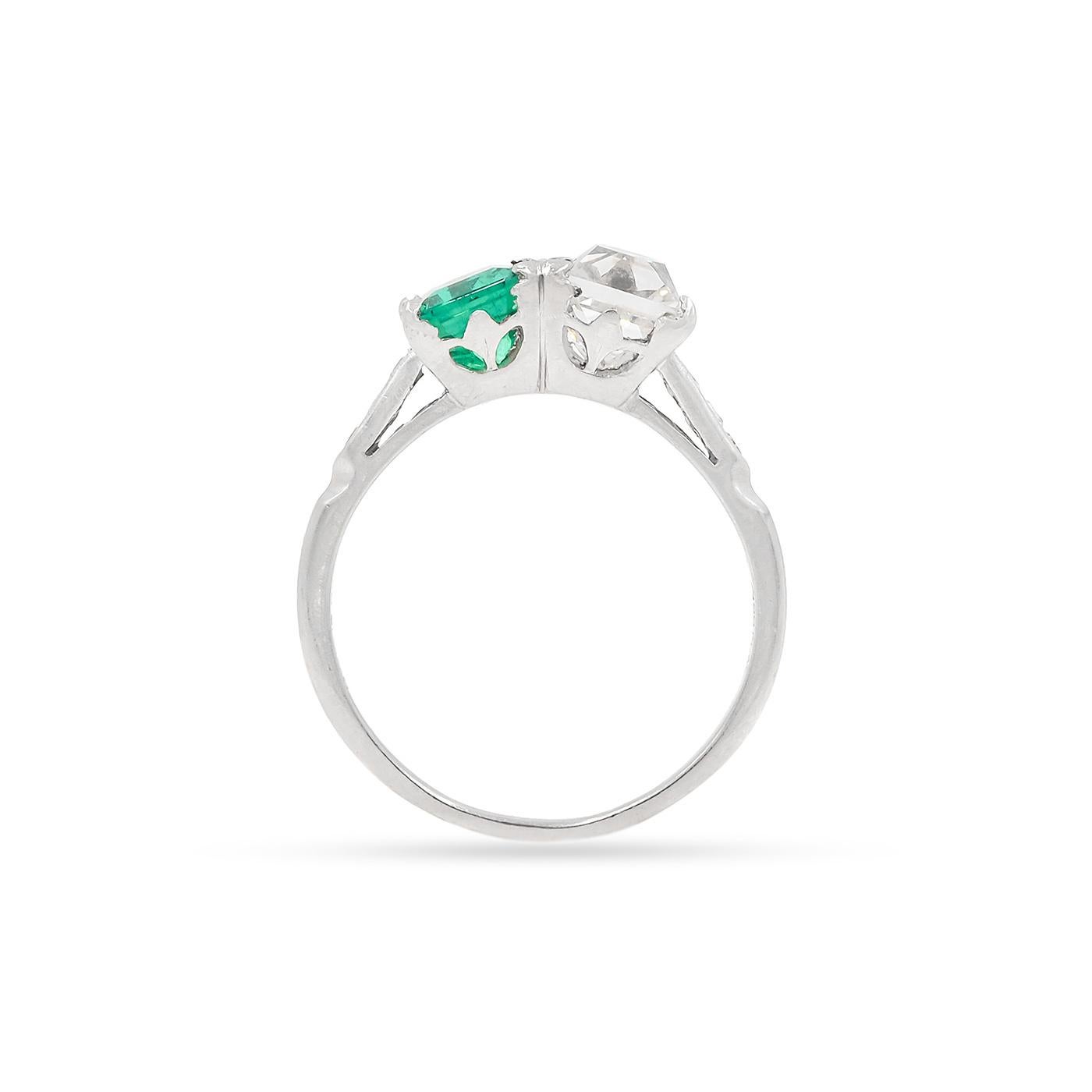 Art Deco Ära 1,51 Karat Diamant im französischen Schliff & 1,02 Karat Smaragd Toi et Moi Ring im Zustand „Hervorragend“ im Angebot in Los Angeles, CA