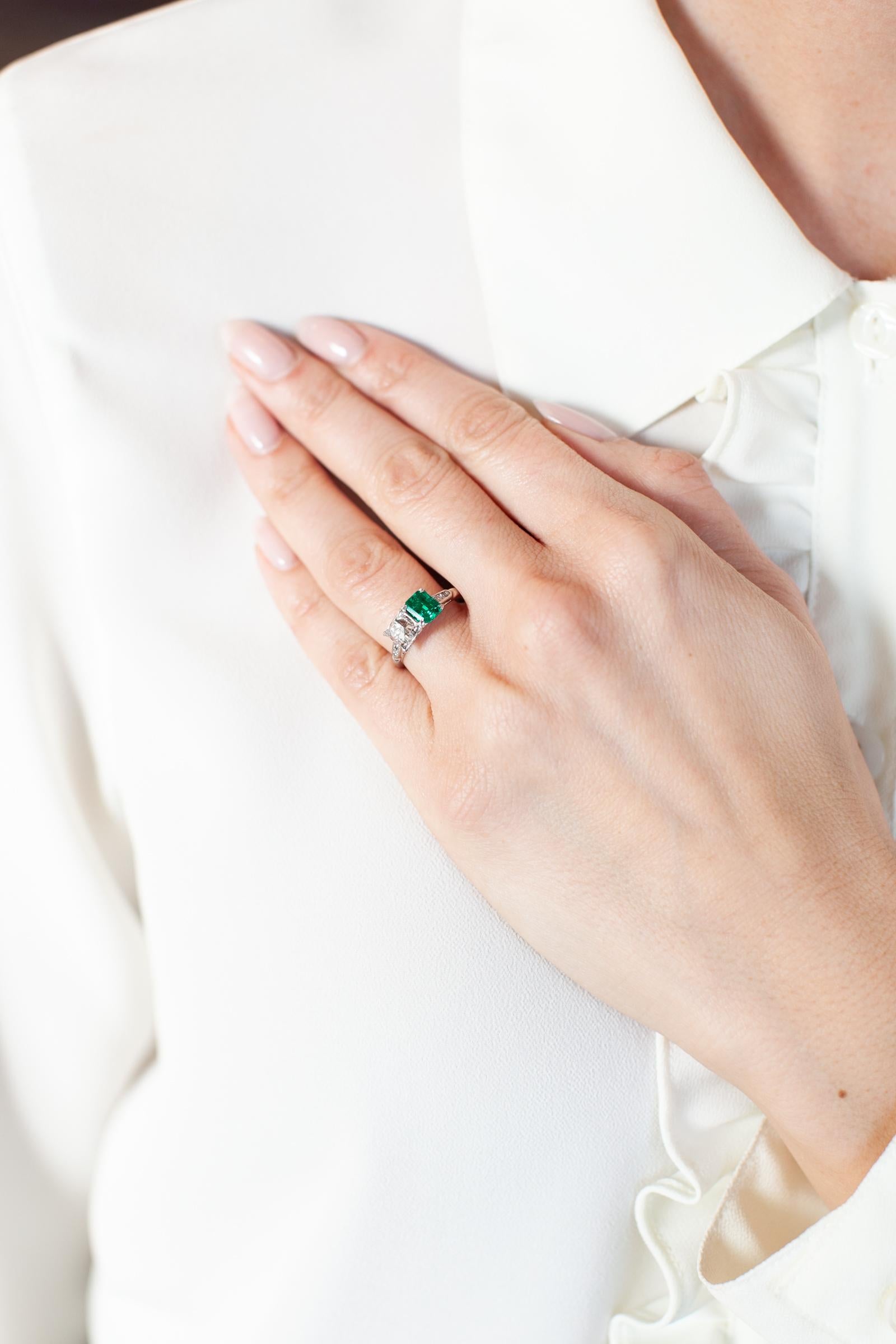 Women's Art Deco Era 1.51 Carat French Cut Diamond & 1.02 Carat Emerald Toi et Moi Ring For Sale
