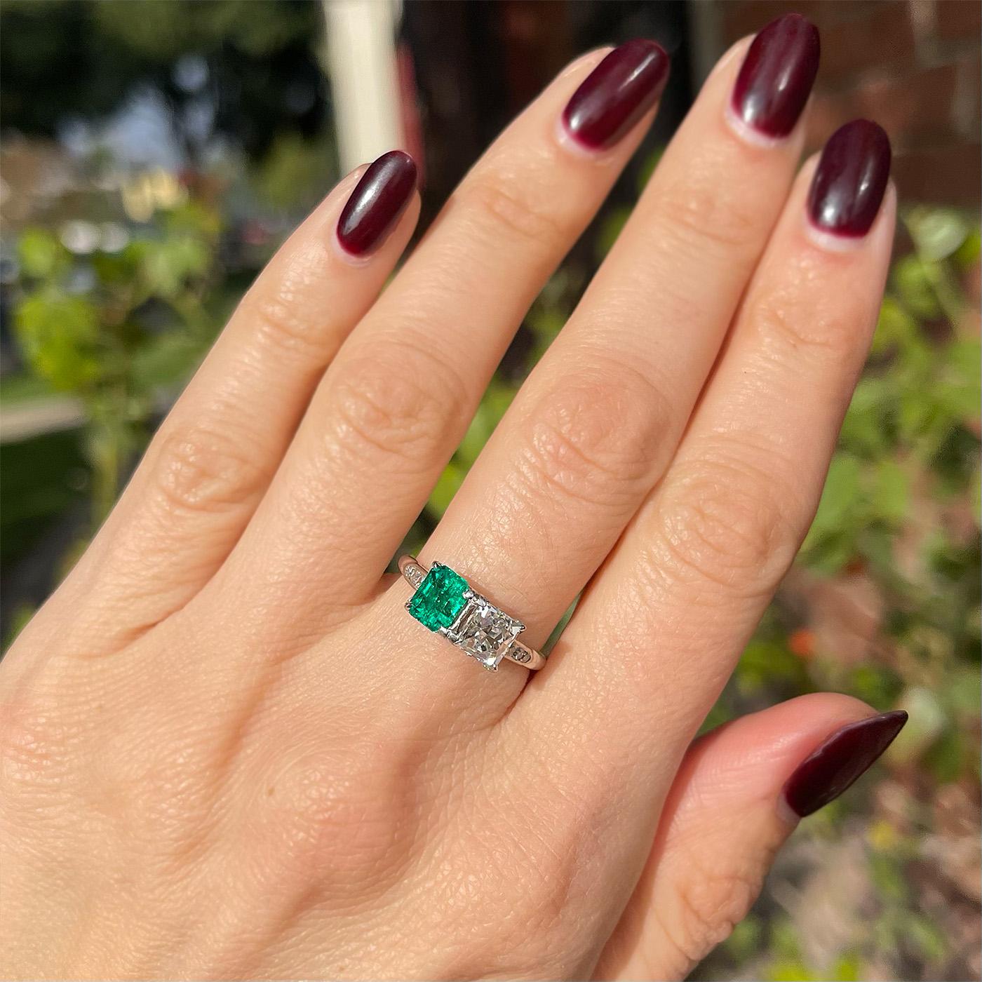 Art Deco Era 1.51 Carat French Cut Diamond & 1.02 Carat Emerald Toi et Moi Ring For Sale 3