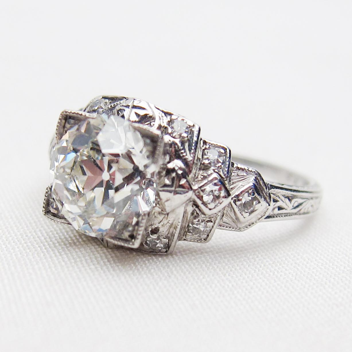 Women's Art Deco Era 1.86 Ct Old European-Cut Diamond and Platinum Engagement Ring For Sale