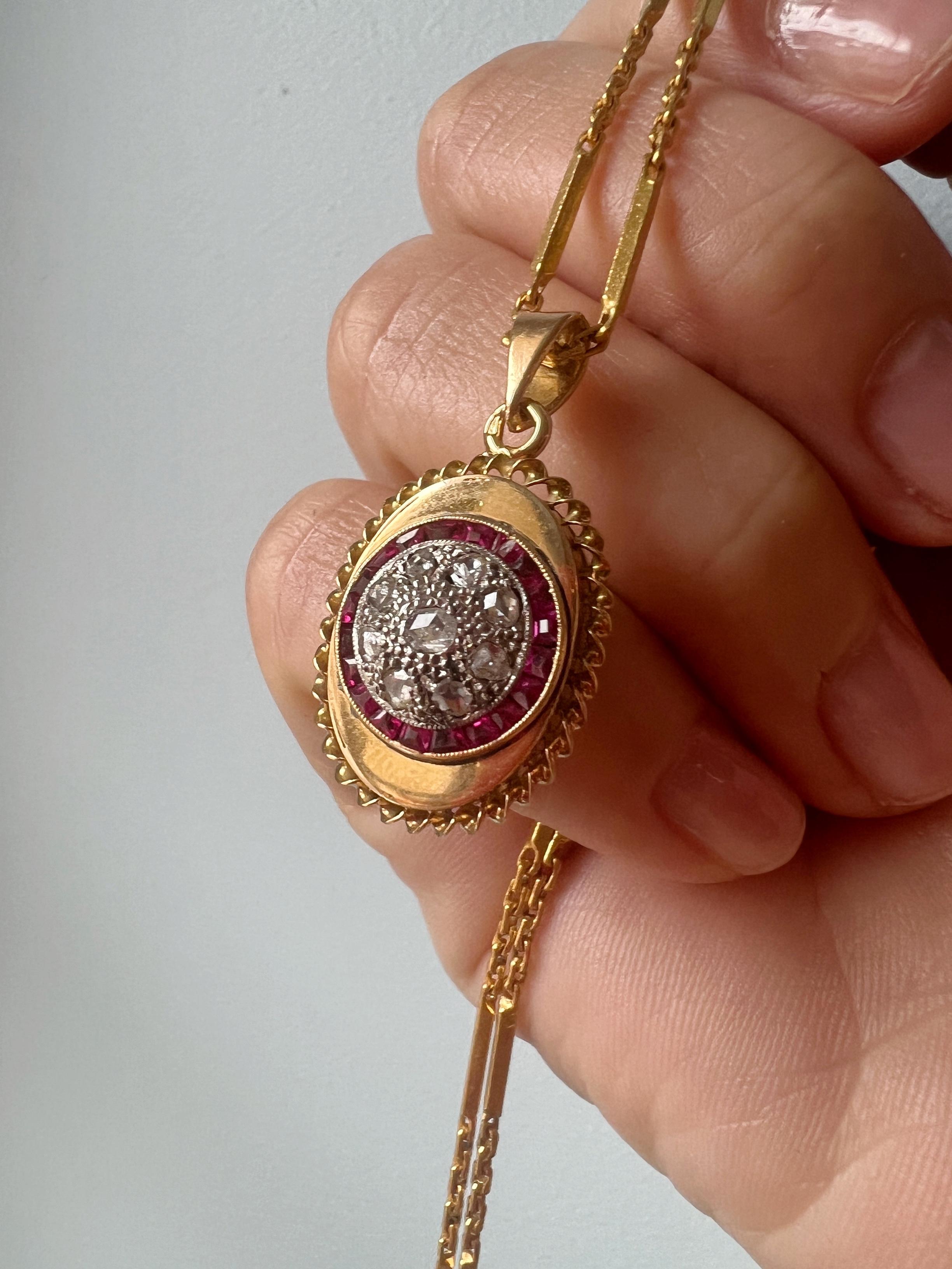  Pendentif médaillon en or 18K diamant rubis de l'époque Art Déco Unisexe 