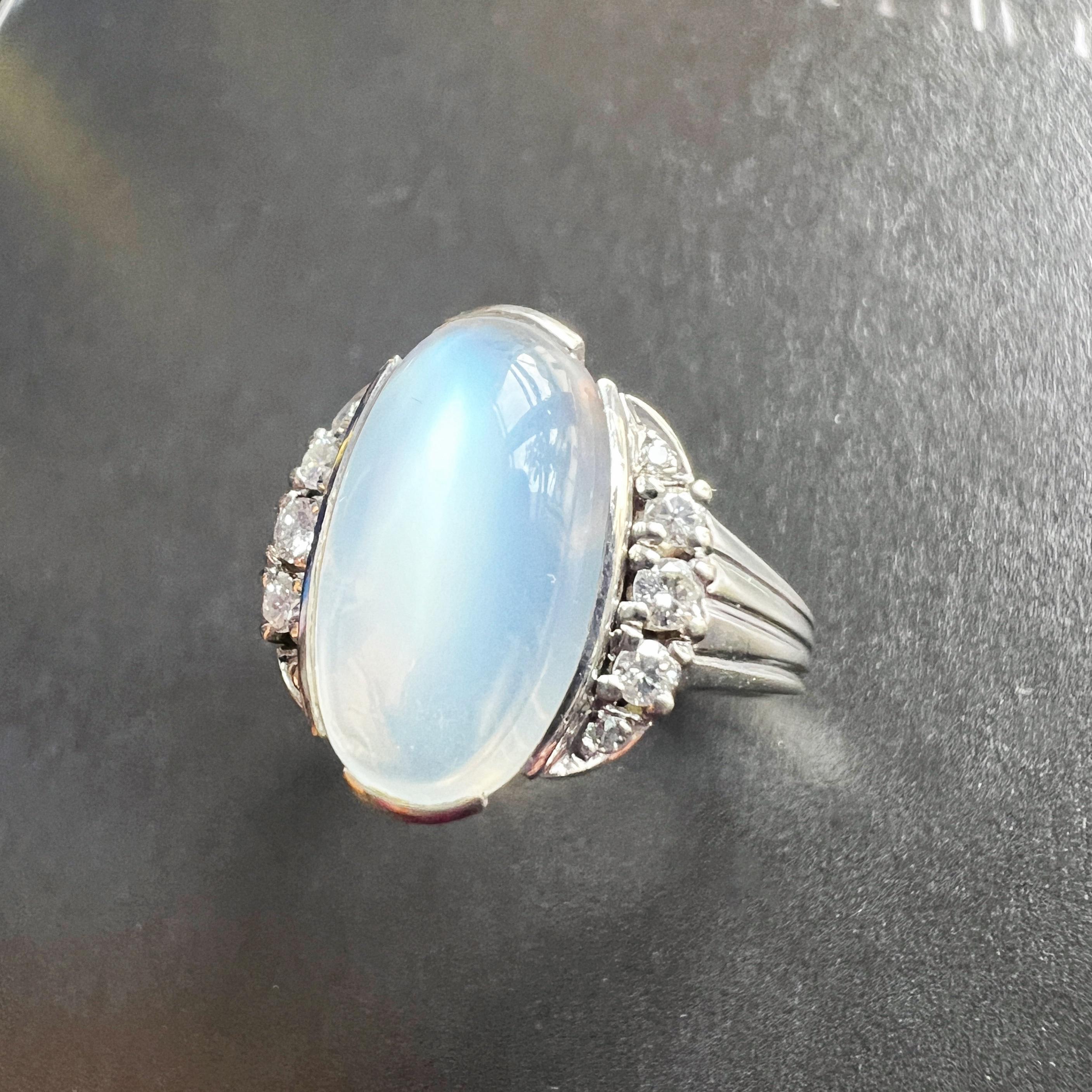 Art Deco era 18K gold moonstone and diamond ring In Good Condition For Sale In Versailles, FR