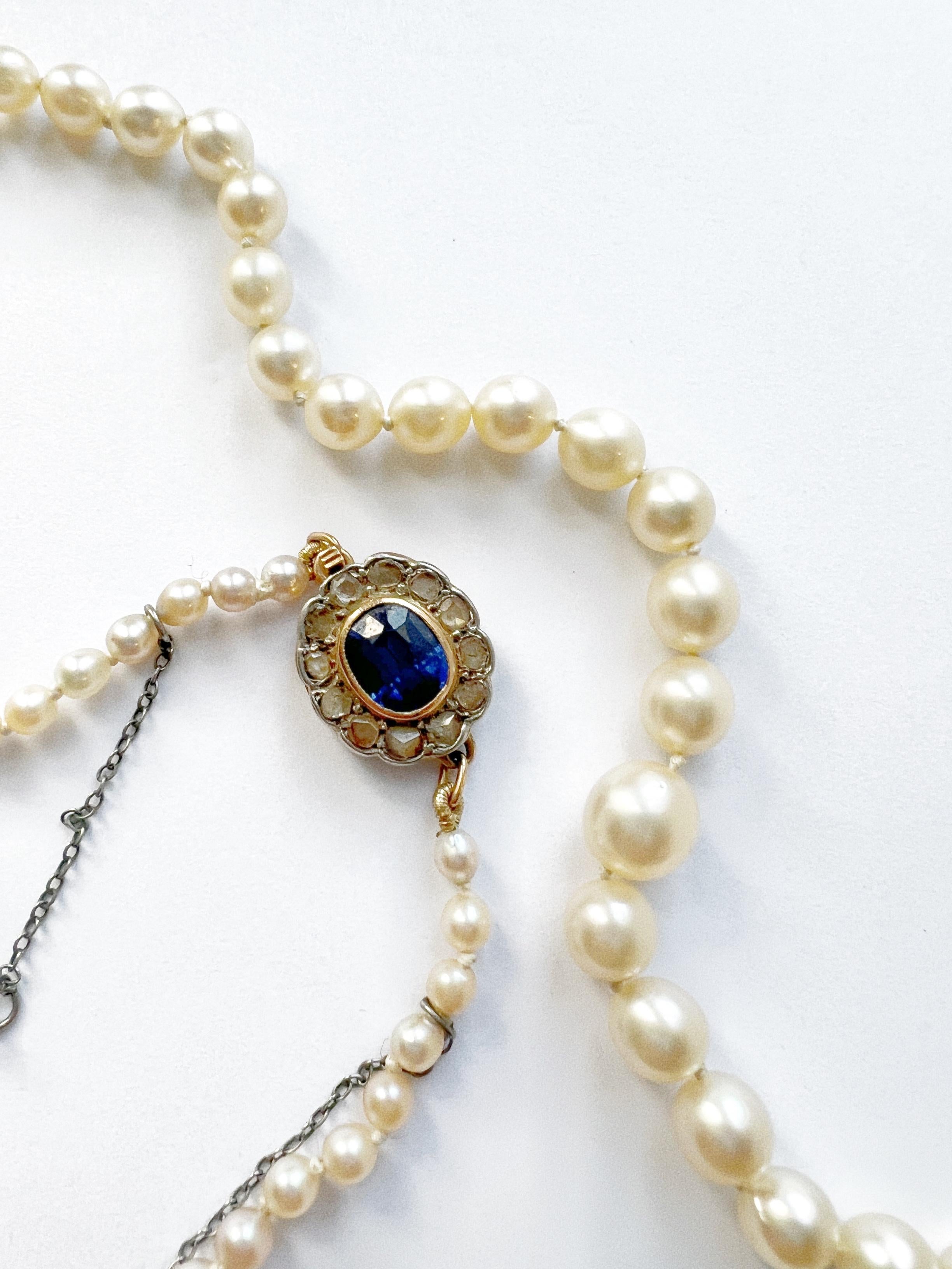 Art Deco Era Akoya Pearl Necklace with 18k Diamond and Blue Sapphire Clasp In Good Condition In Versailles, FR