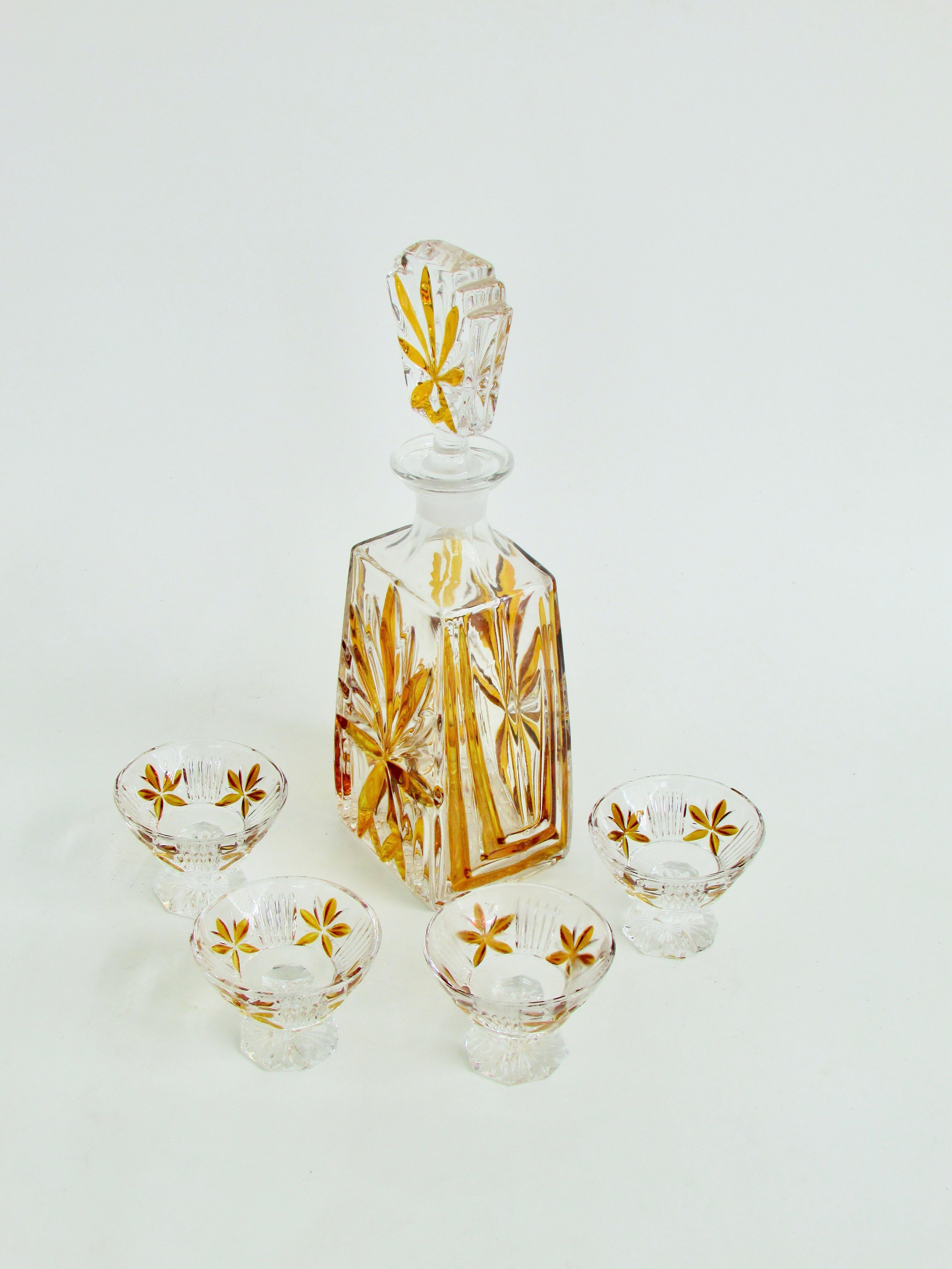 Art Deco era amber design on clear glass decanter with stopper and four cups For Sale 5