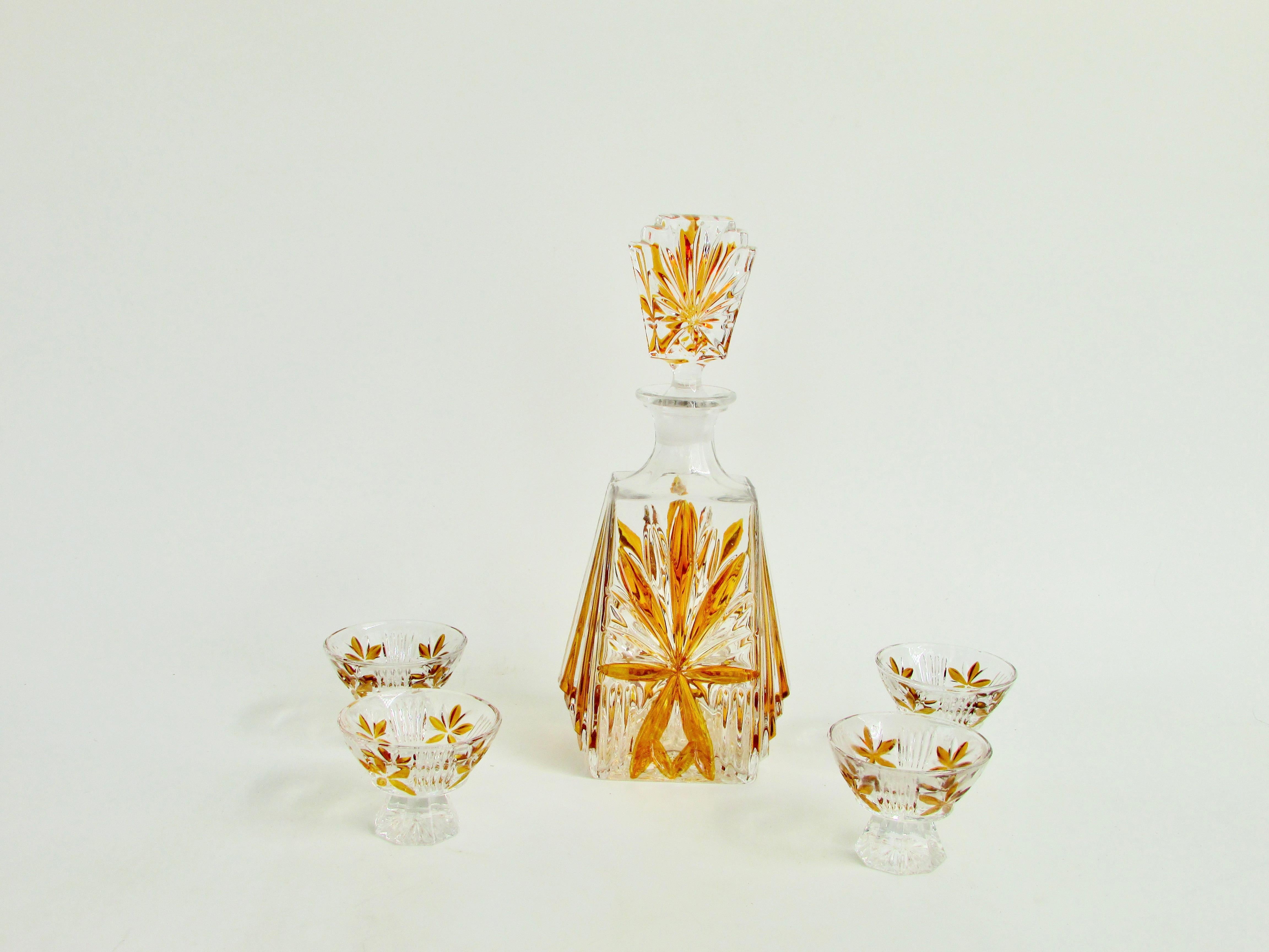 Art Deco era amber design on clear glass decanter with stopper and four cups In Good Condition For Sale In Ferndale, MI
