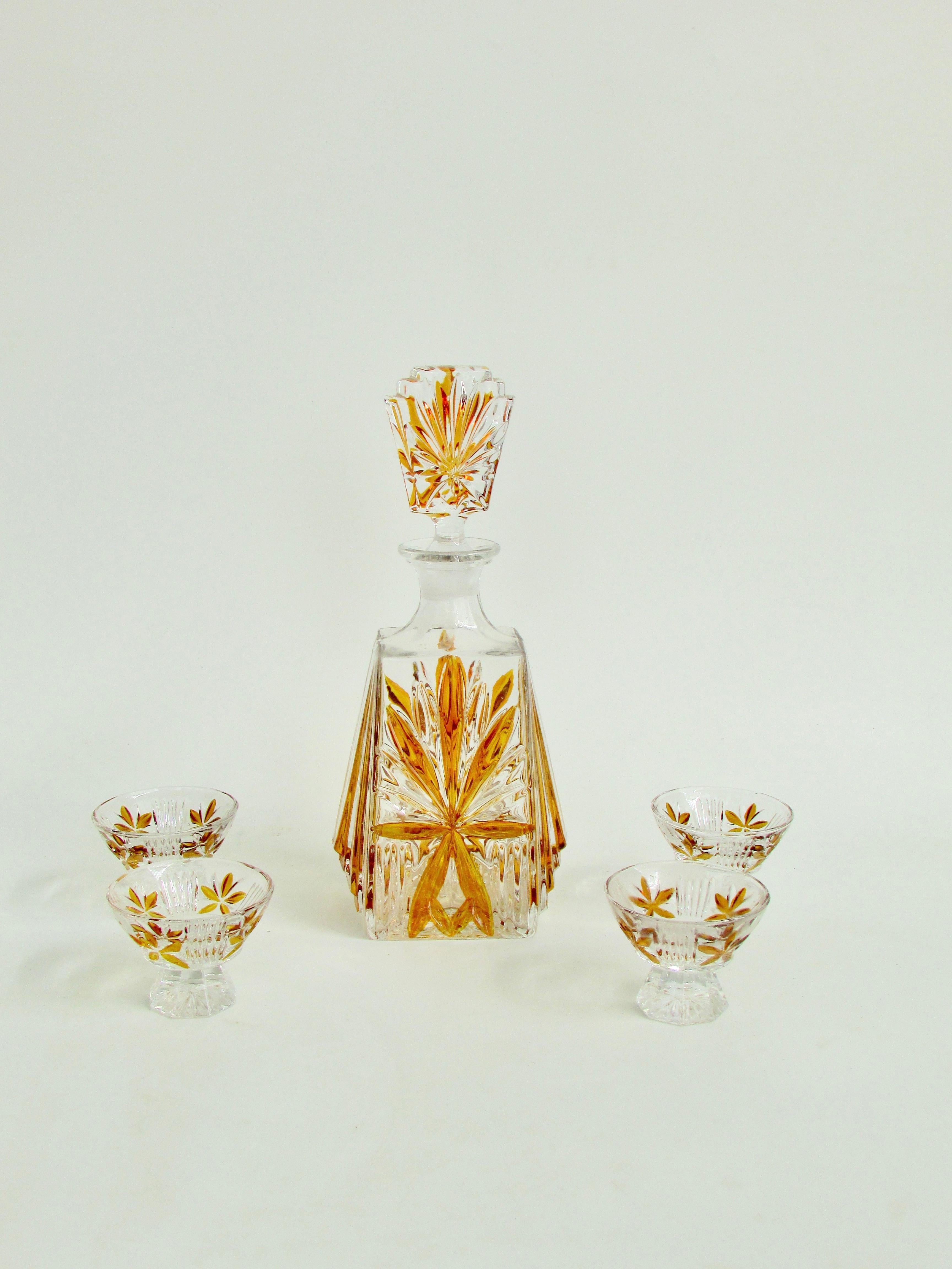 20th Century Art Deco era amber design on clear glass decanter with stopper and four cups For Sale