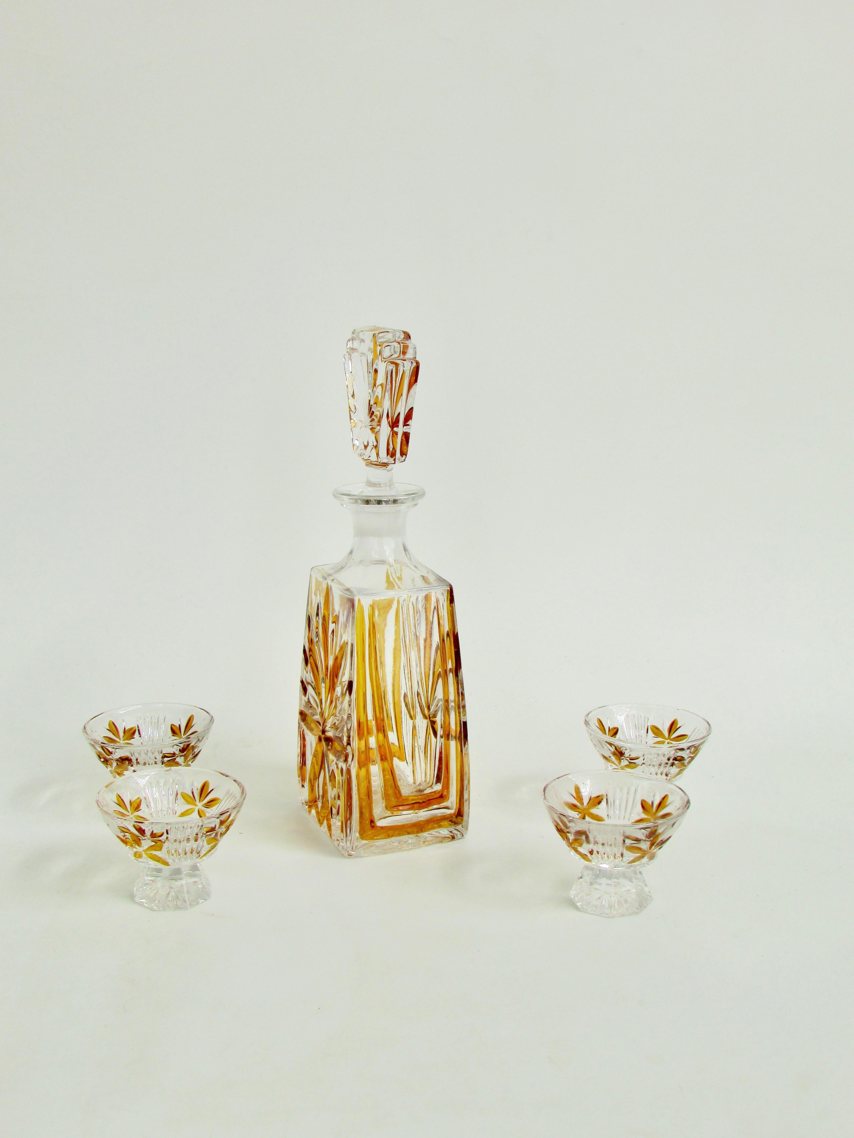 Art Glass Art Deco era amber design on clear glass decanter with stopper and four cups For Sale
