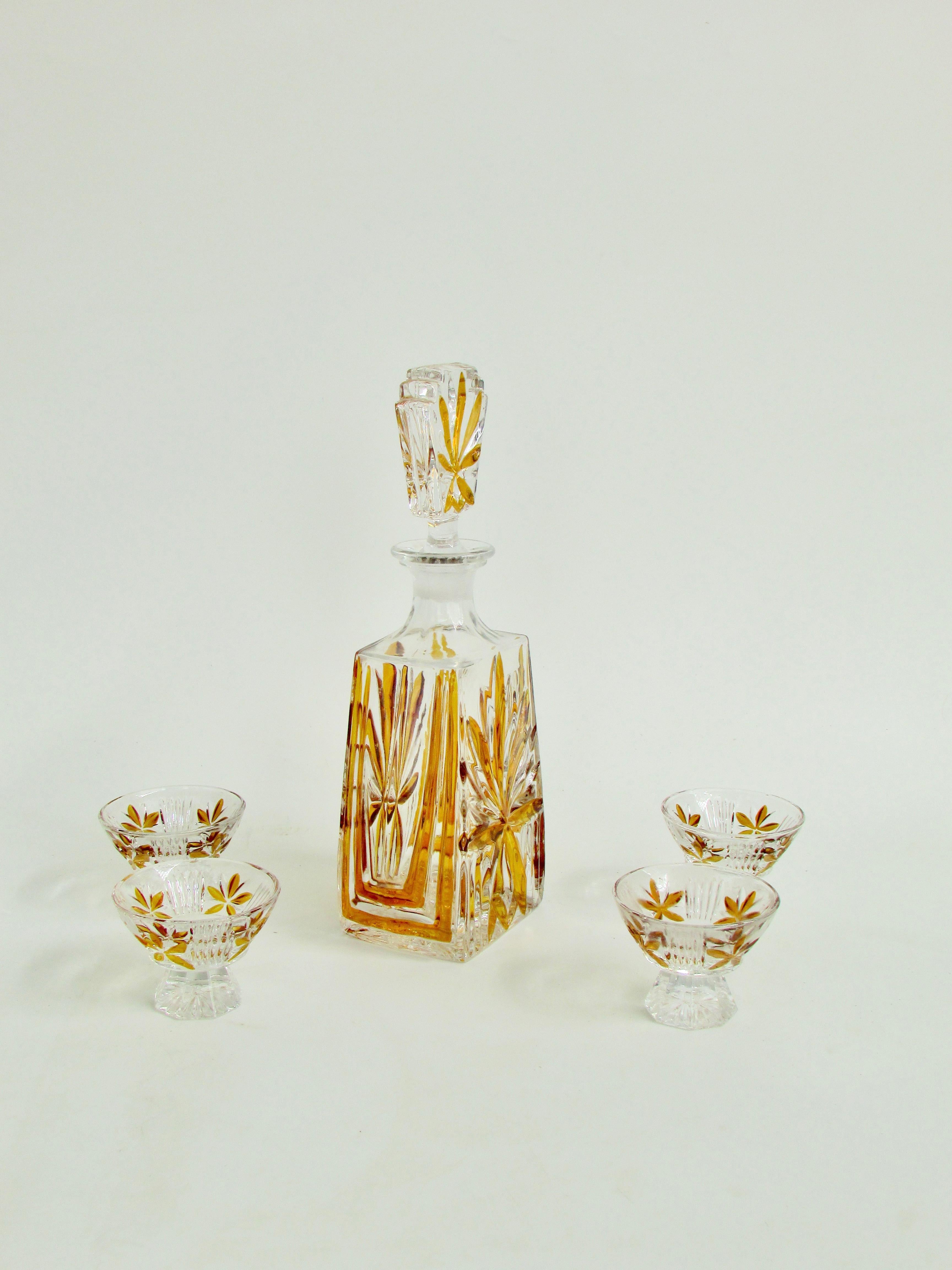 Art Deco era amber design on clear glass decanter with stopper and four cups For Sale 1