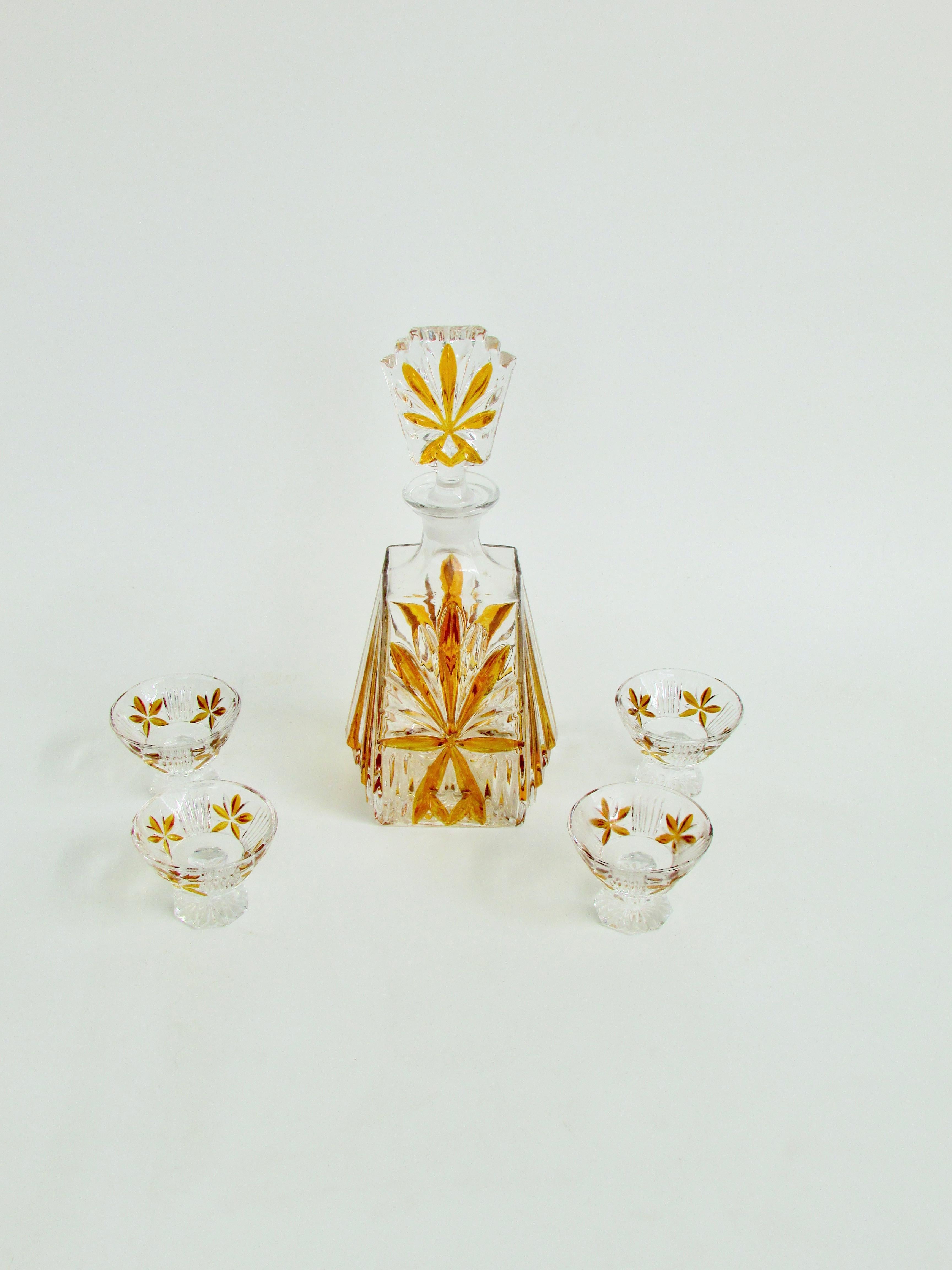 Art Deco era amber design on clear glass decanter with stopper and four cups For Sale 2